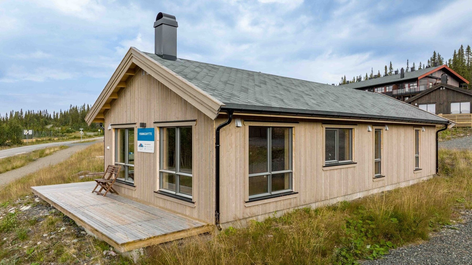 Bilde fra nabohytten som er lik og som er bygget og overlevert til lykkelige kjøpere. Galleribilde