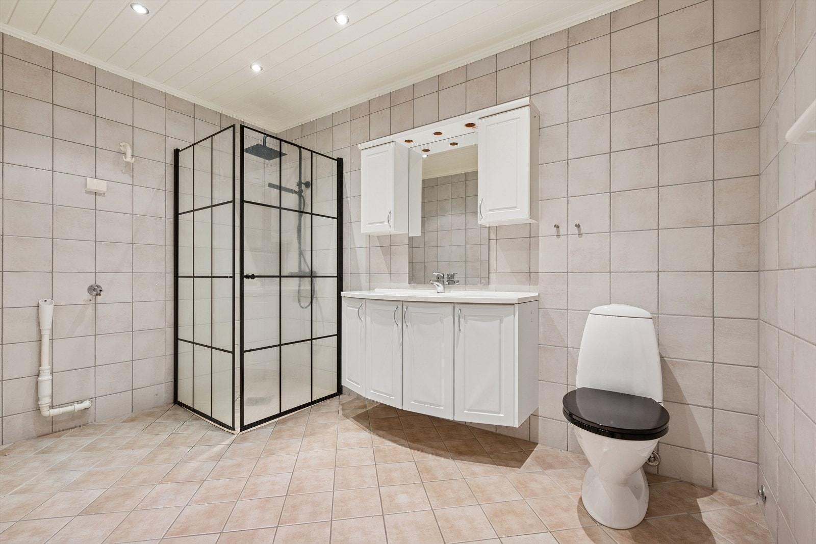 Baderom med opplegg for vaskemaskin, gulvvarme og nyere dusjvegger. Galleribilde