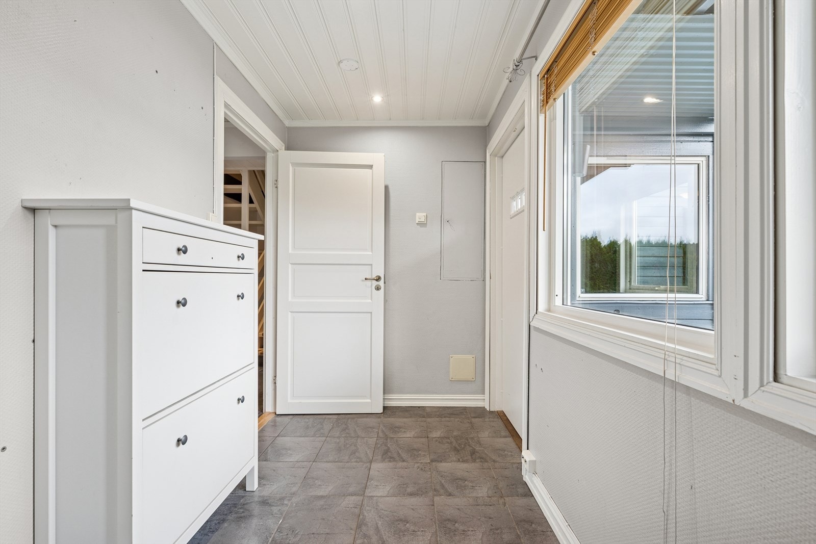 Velkommen inn! Lys og romslig entré med gode muligheter for å henge fra seg tøy. Sikringsskap plassert i entré. Galleribilde