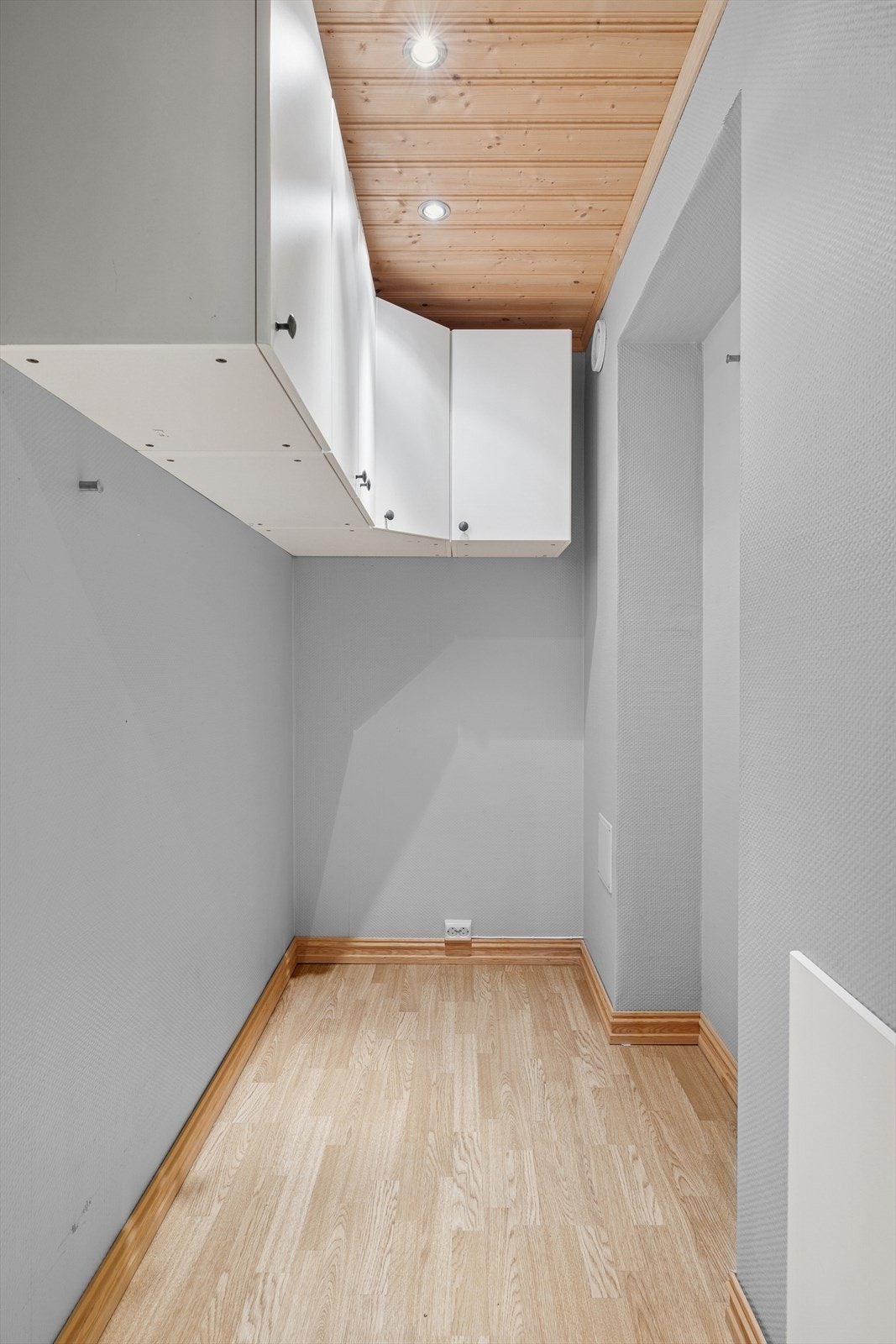 Bodrom med overskap og downlights i himling. Galleribilde