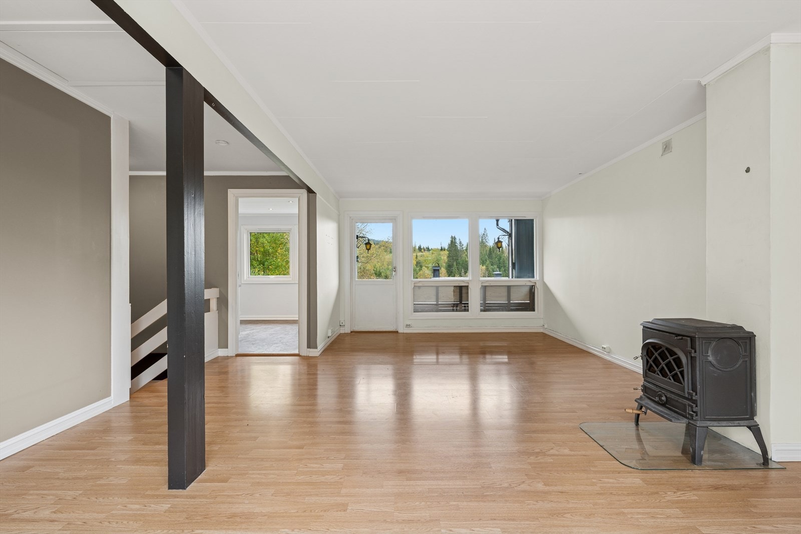 Gjennomgående lys stue med vedovn. Galleribilde