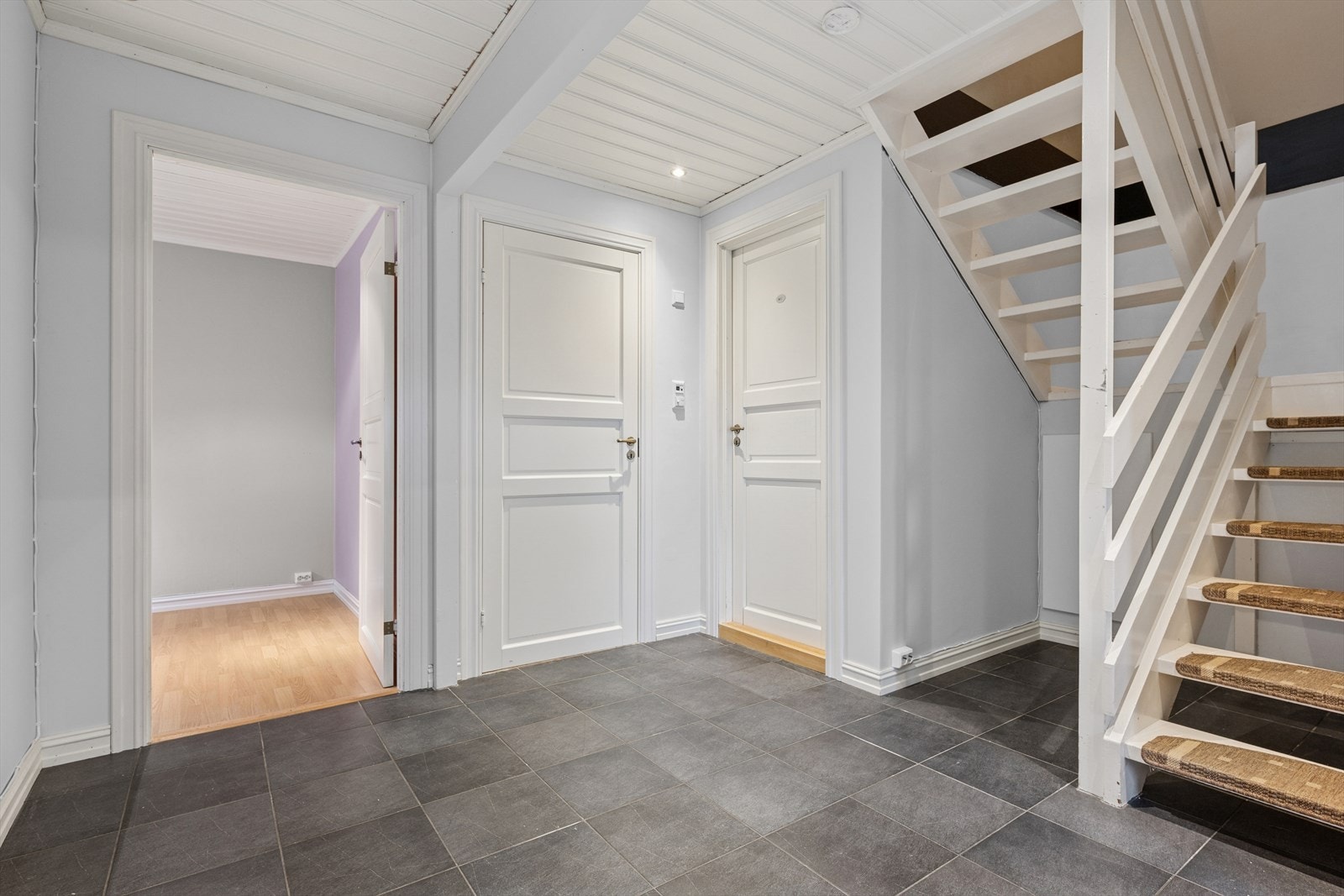 Underetasjen har 2 soverom, baderom og bodrom. Galleribilde