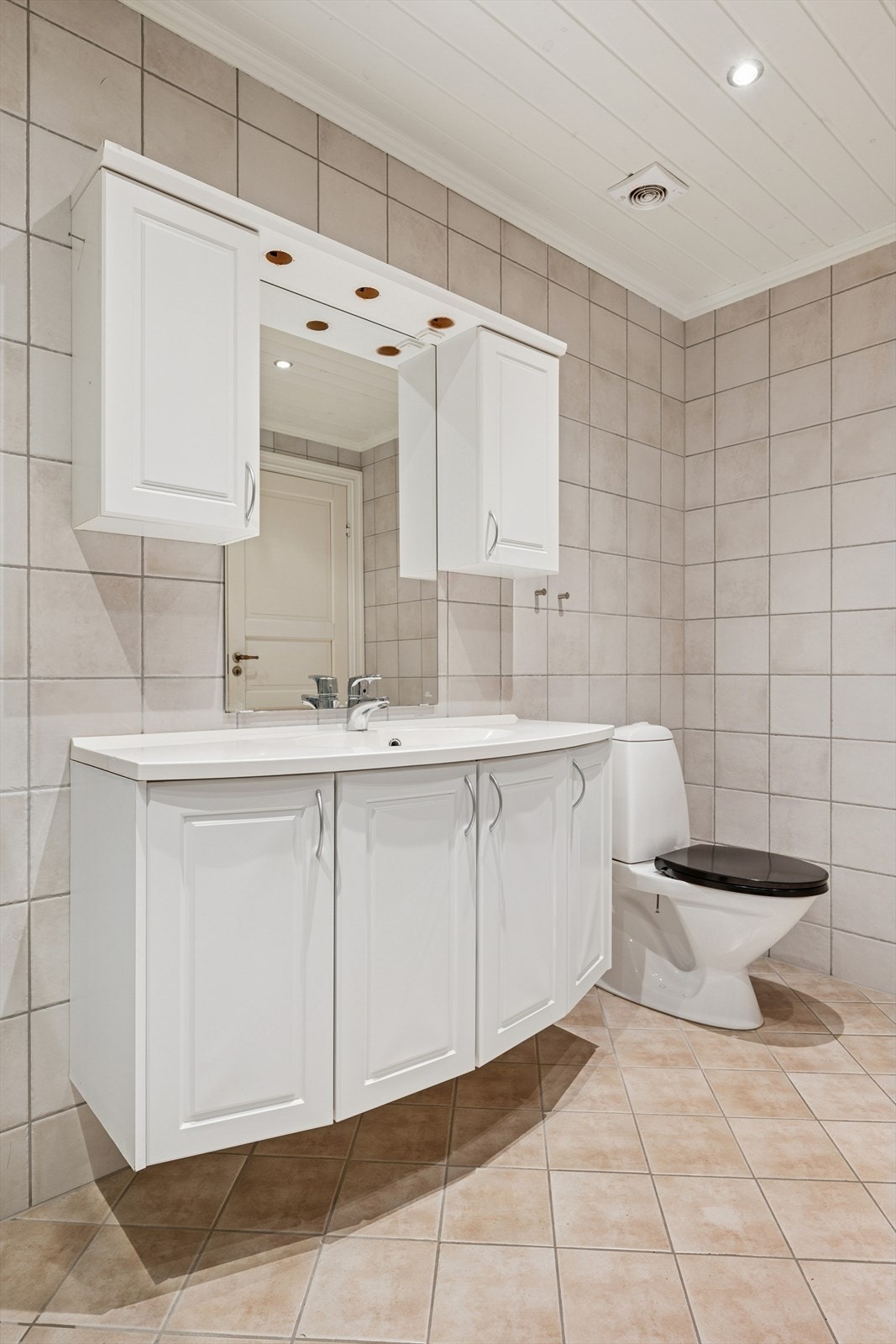 Servant med innredning og speil. Downlights i himling. Galleribilde