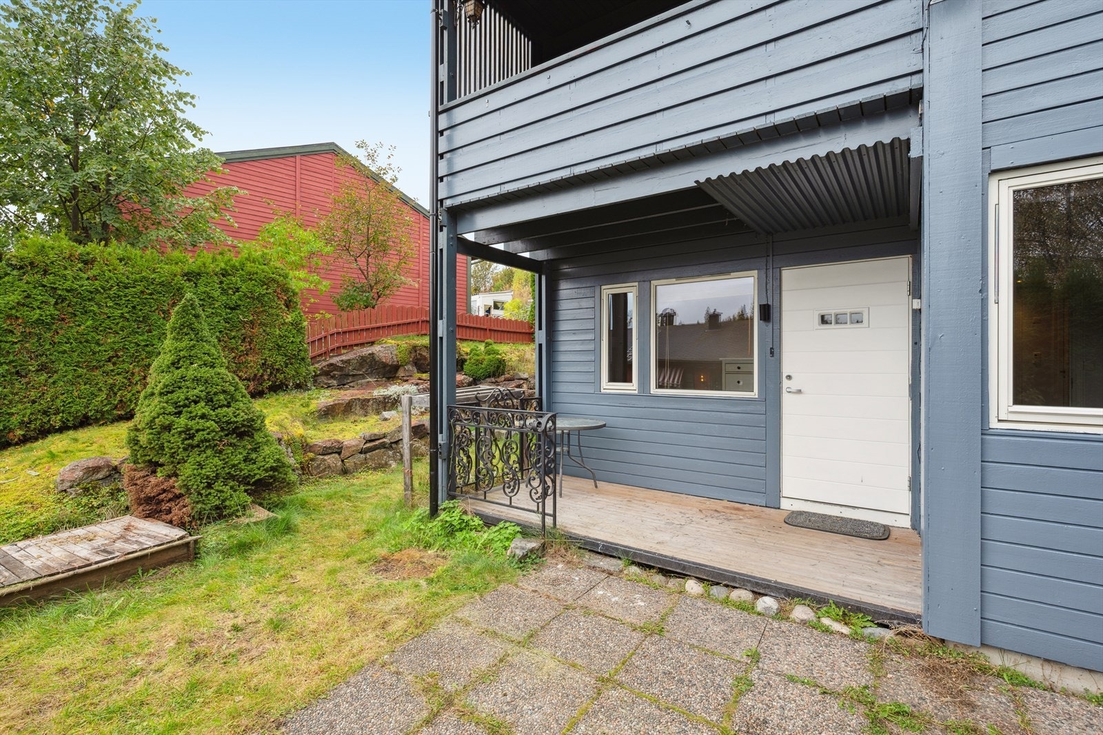 Inngangsparti pent opparbeidet med heller. Galleribilde