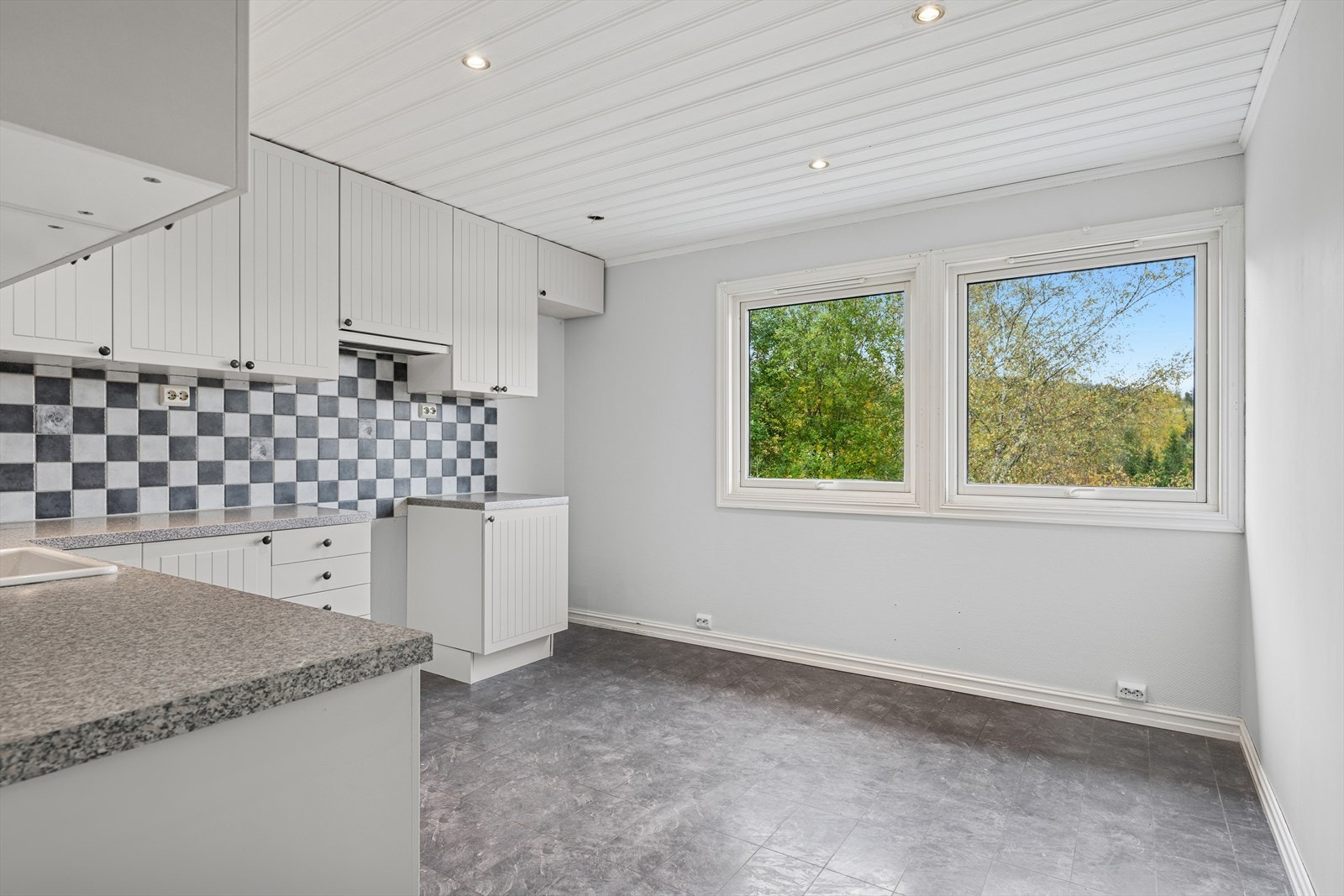 Gode lagringsmuligheter i over- og underskap. Store vindusflater gir mye naturlig lys til rommet. Galleribilde