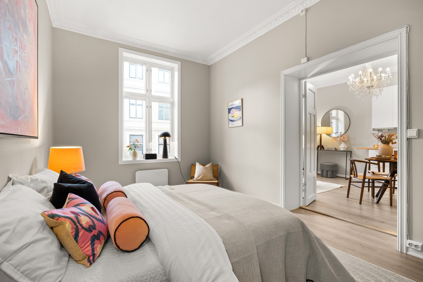 Hovedsoverommet er i tilknytning til stuen og er av god meget god størrelse. Galleribilde