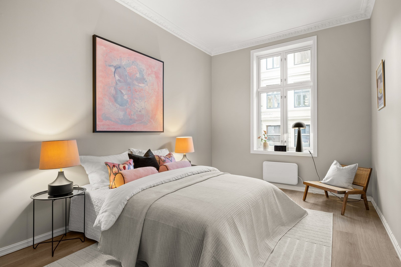 Leiligheten har to gode soverom, praktisk plassert på hver sin side av leiligheten. Galleribilde