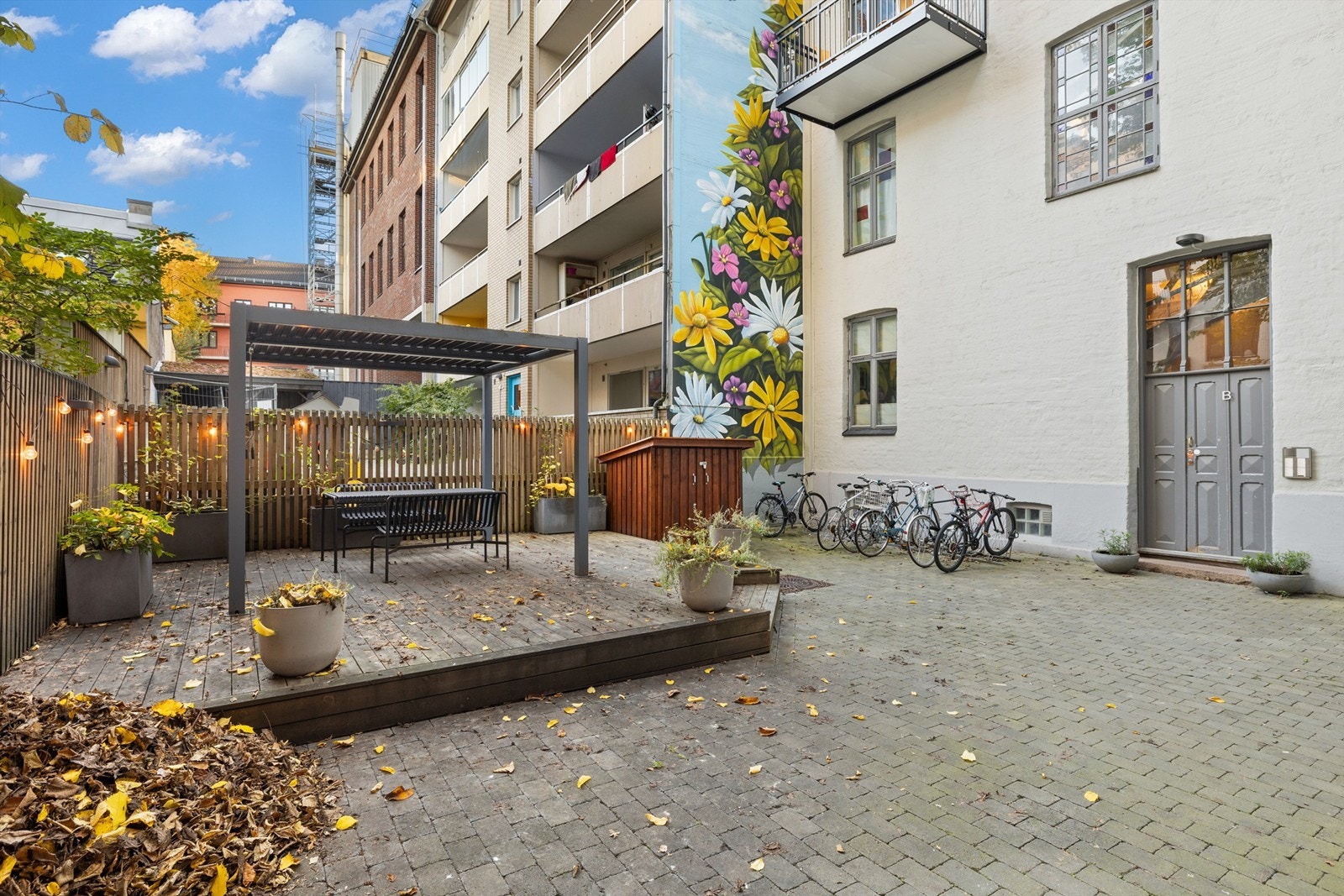 Den innbydende bakgården er opparbeidet med blant annet pergola, som skaper en lun og hyggelig atmosfære. Galleribilde
