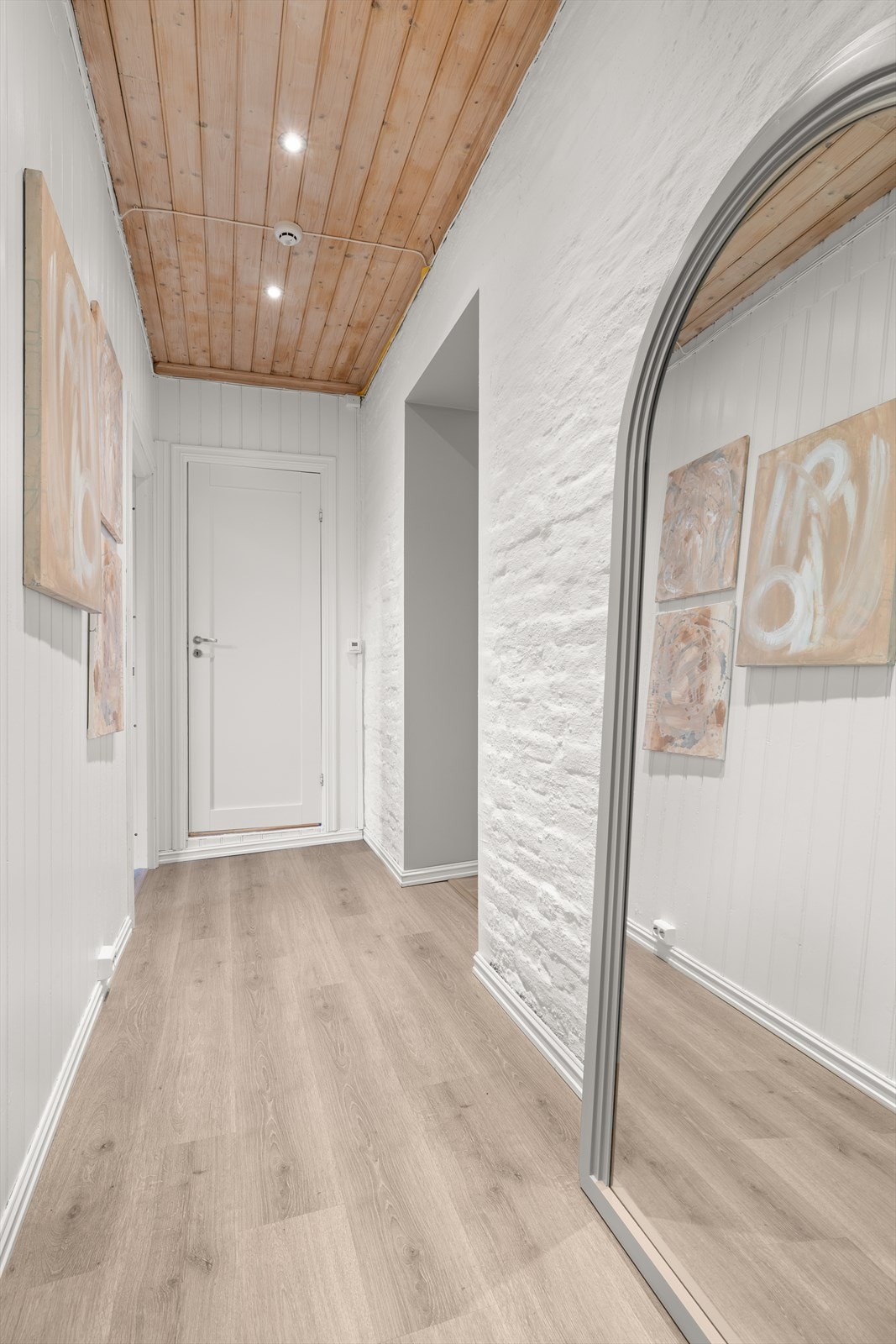 Velkommen inn! Lys og innbydende entré med varme i gulv. Galleribilde