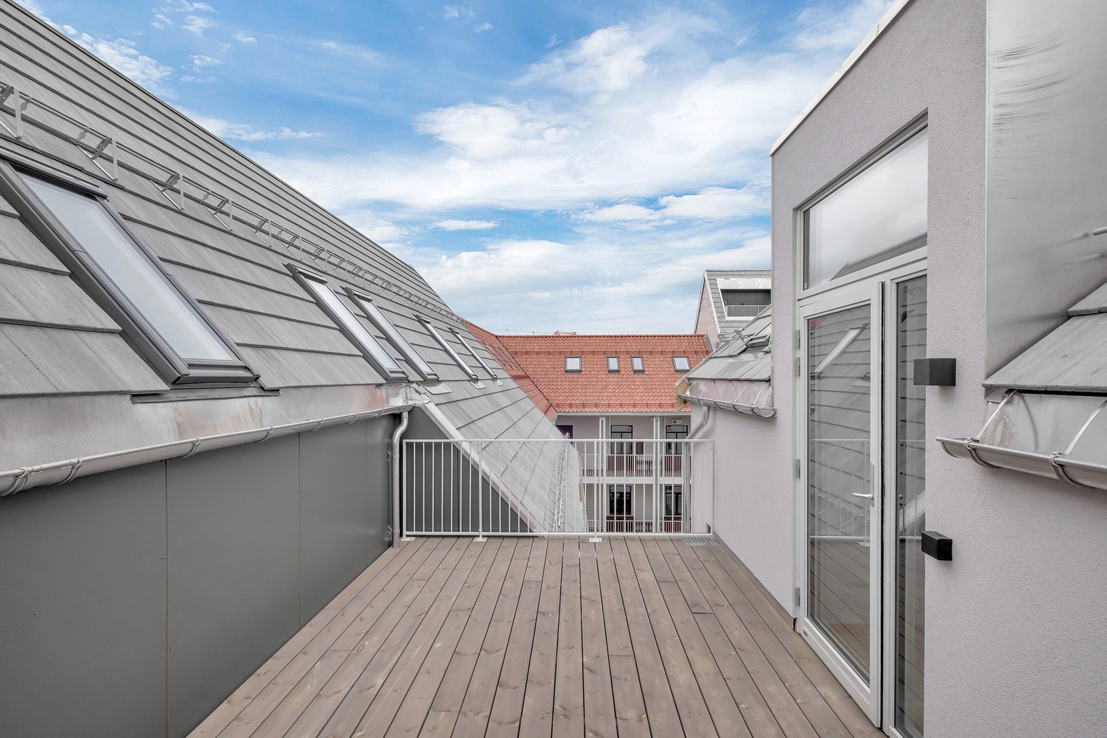 Leier du denne leiligheten følger denne private takterrassen med. Dette er ikke ofte at kommer på markedet! Galleribilde