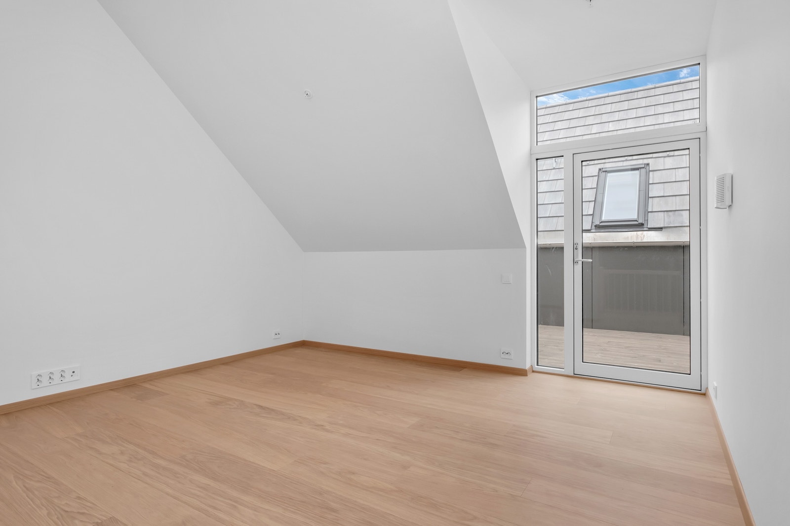 Utgang til privat takterrasse fra stue i boligens andre etasje. Galleribilde