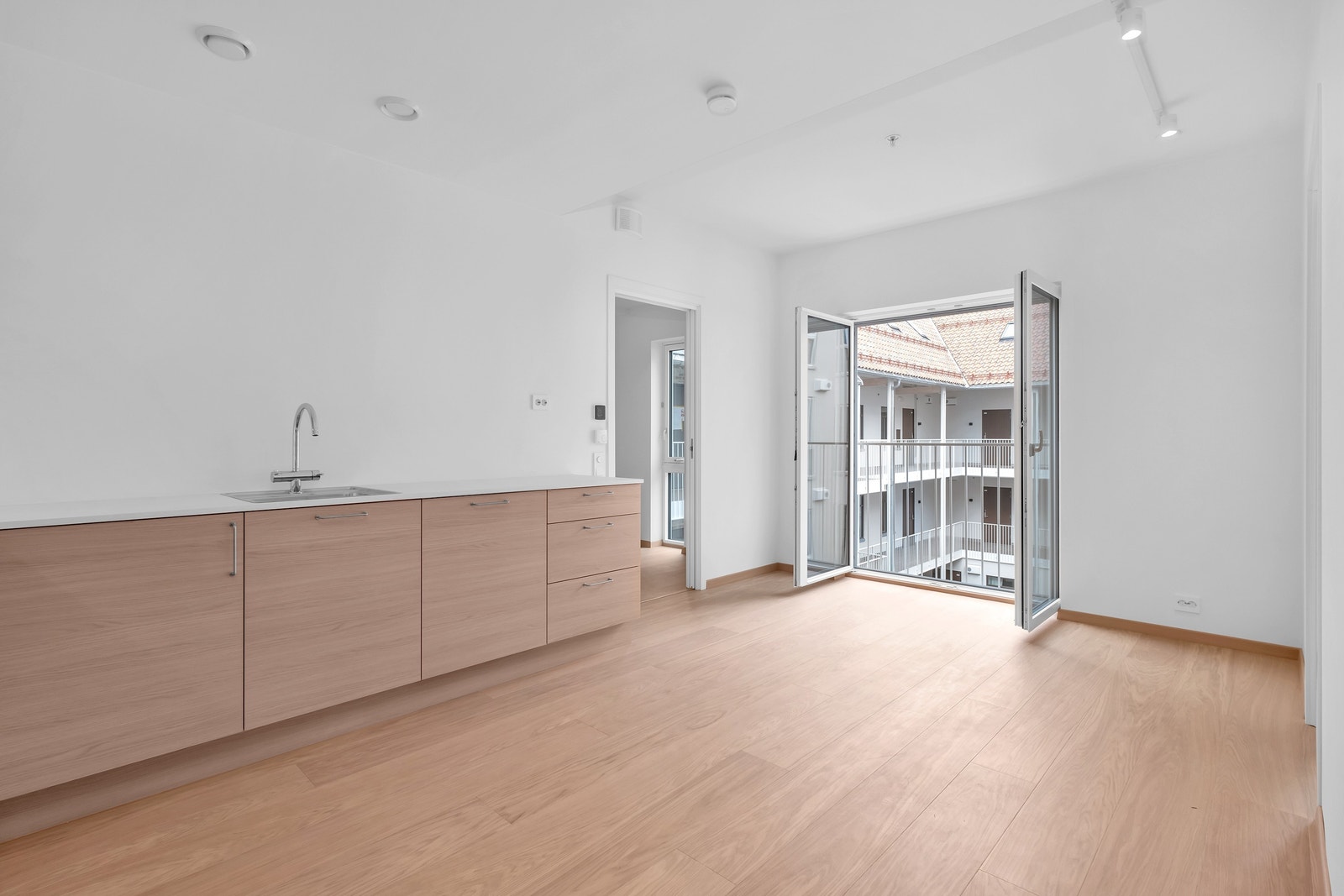 I boligens første etasje, som er byggets 4 etasje, finner du bad, gang kjøkken og ett soverom. Galleribilde