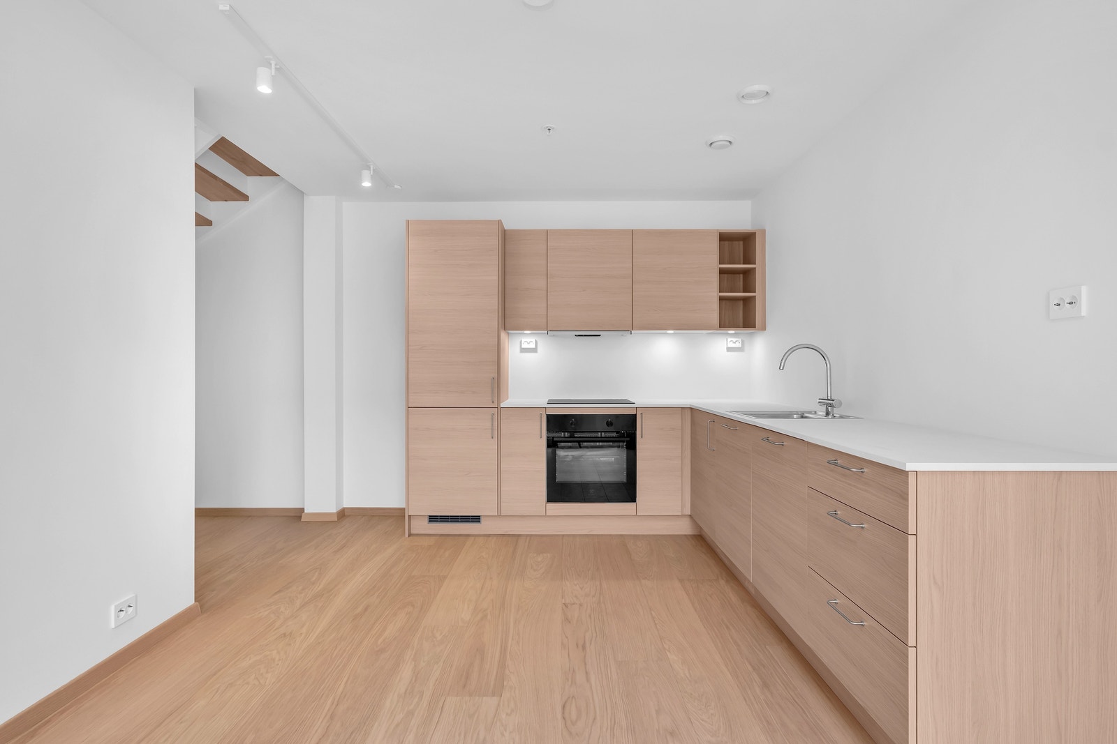 Pent kjøkken med god skap og benkeplass! Galleribilde