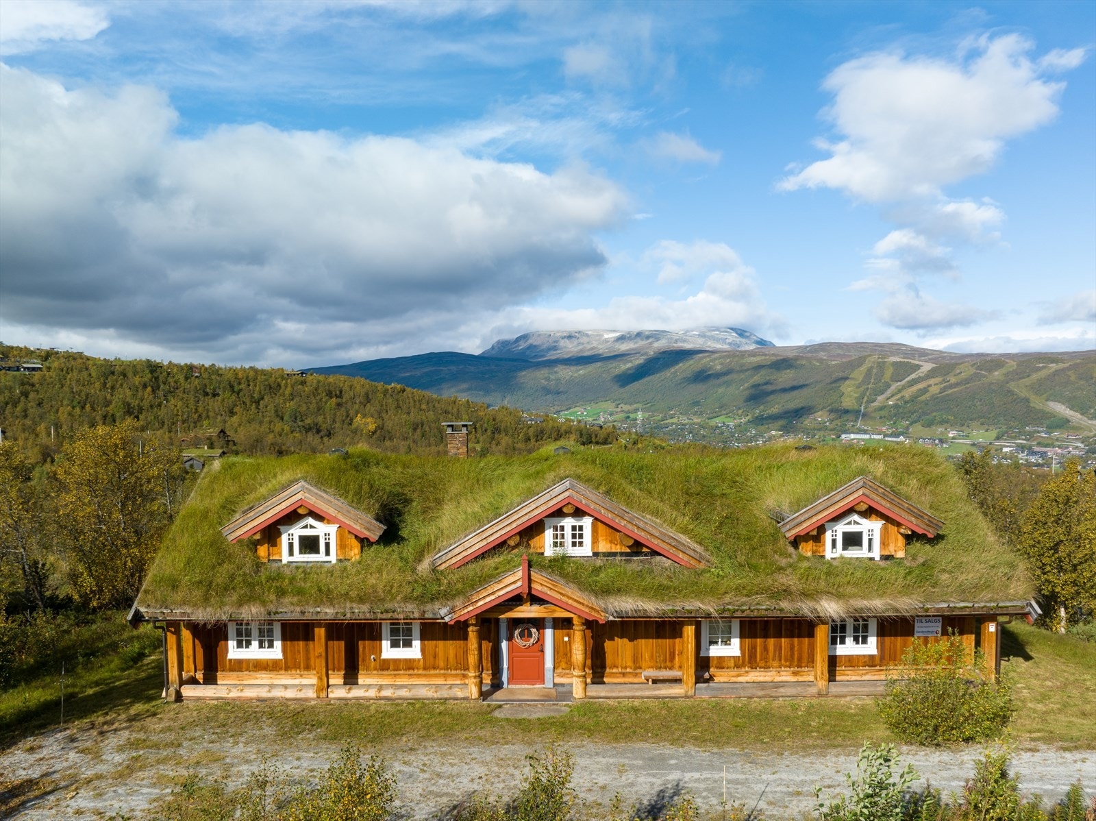 Lomtjødnvegen 109 - flott beliggenhet og vakker utsikt bl.a. mot Hallingskarvet og Geilo. Galleribilde