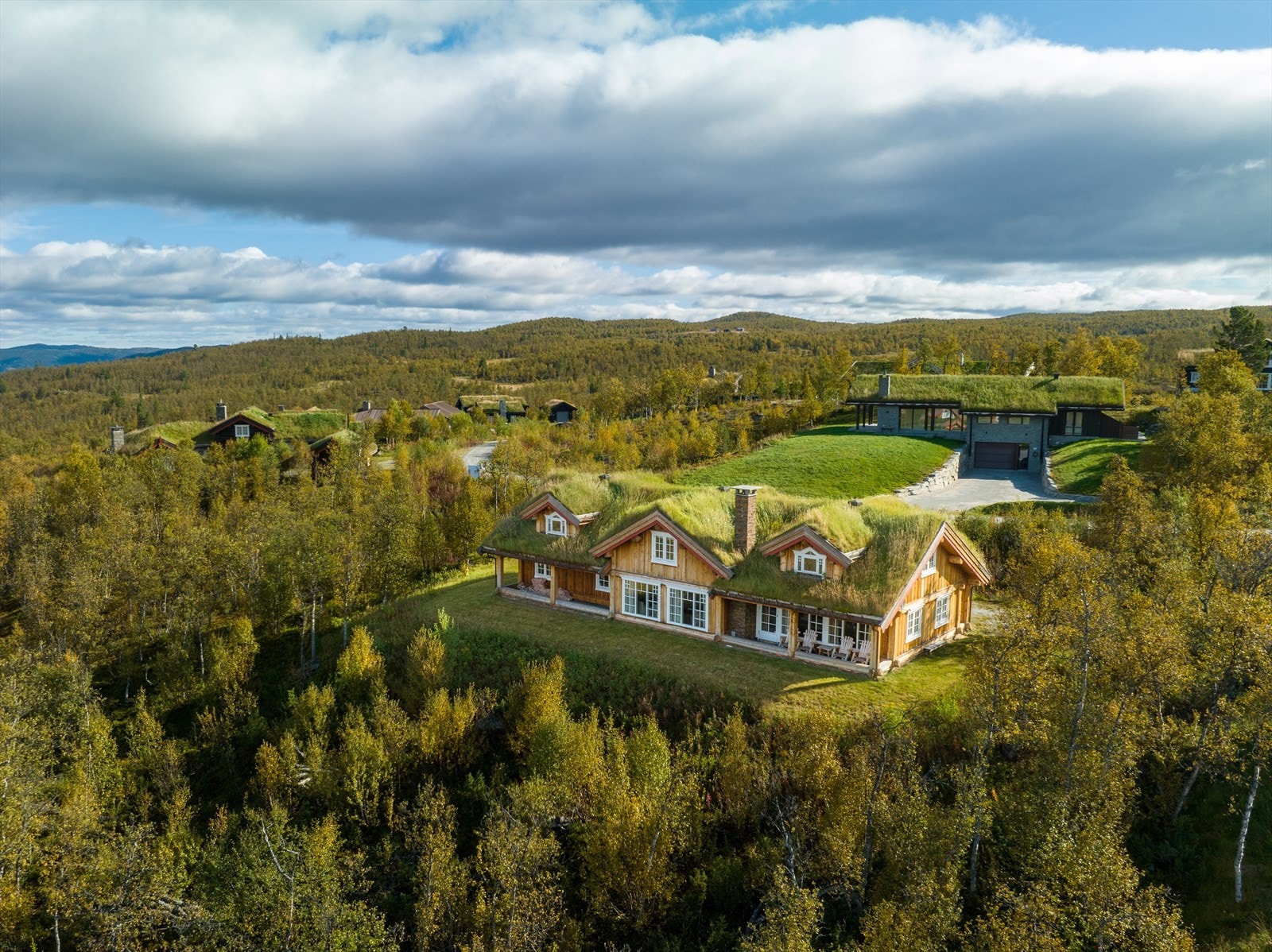 Lomtjødnvegen 109 - flott beliggenhet og vakker utsikt bl.a. mot Hallingskarvet og Geilo. Galleribilde