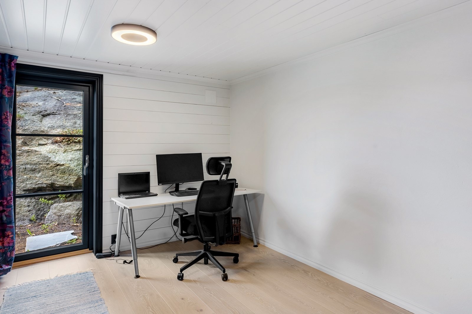 Kontor/ soverom med utgang til hage. Galleribilde