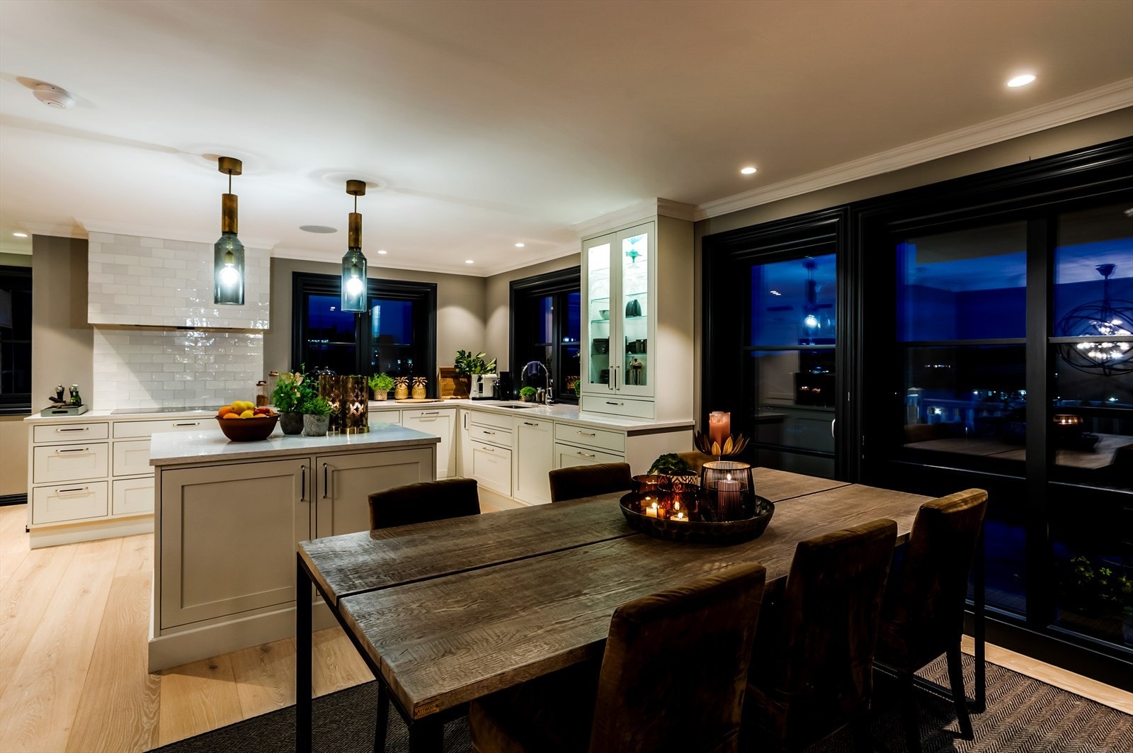 Naturlig plass til spisestue i overgang mellom kjøkken og stue. Galleribilde