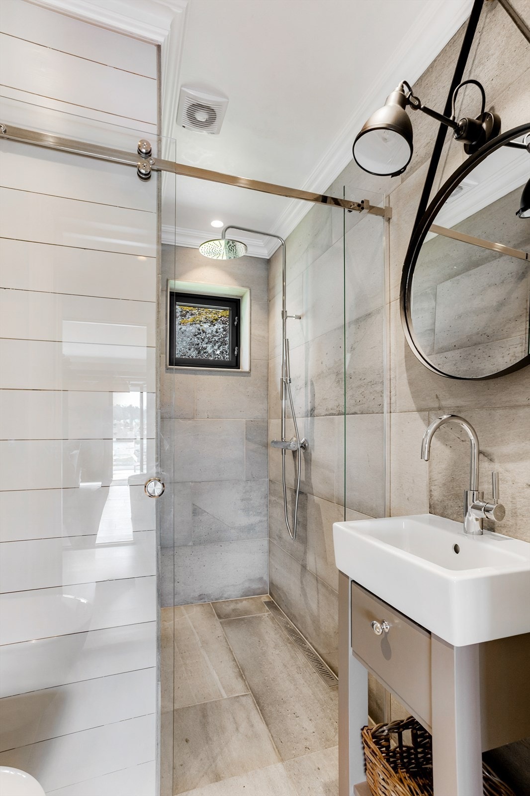 Hovedetasjen har to flotte bad + et toalett. Alle utført i samme stil. Galleribilde