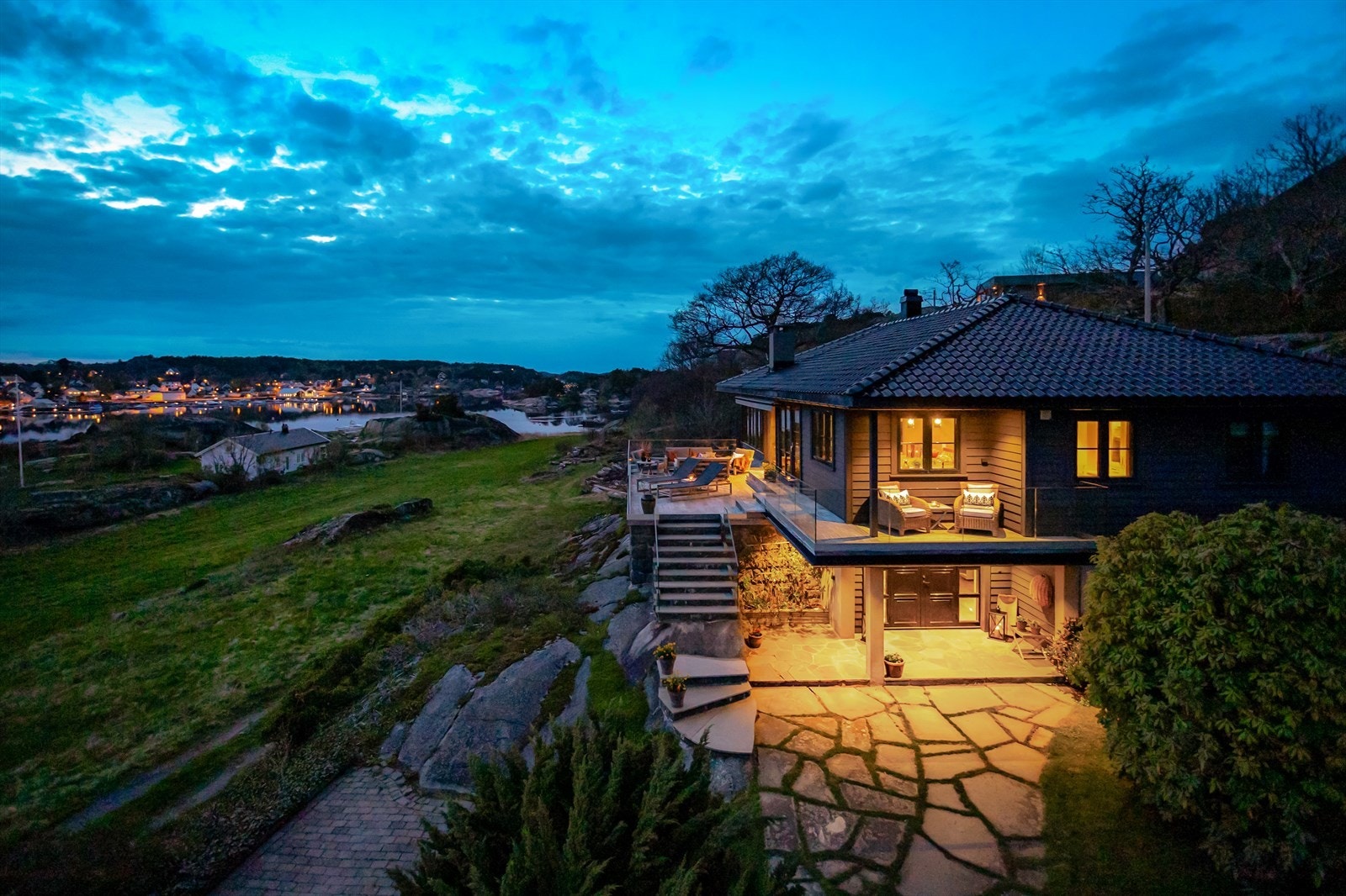 Stor naturtomt på over 1,4 mål - opparbeidet med gruset innkjørsel og grønne soner. Galleribilde