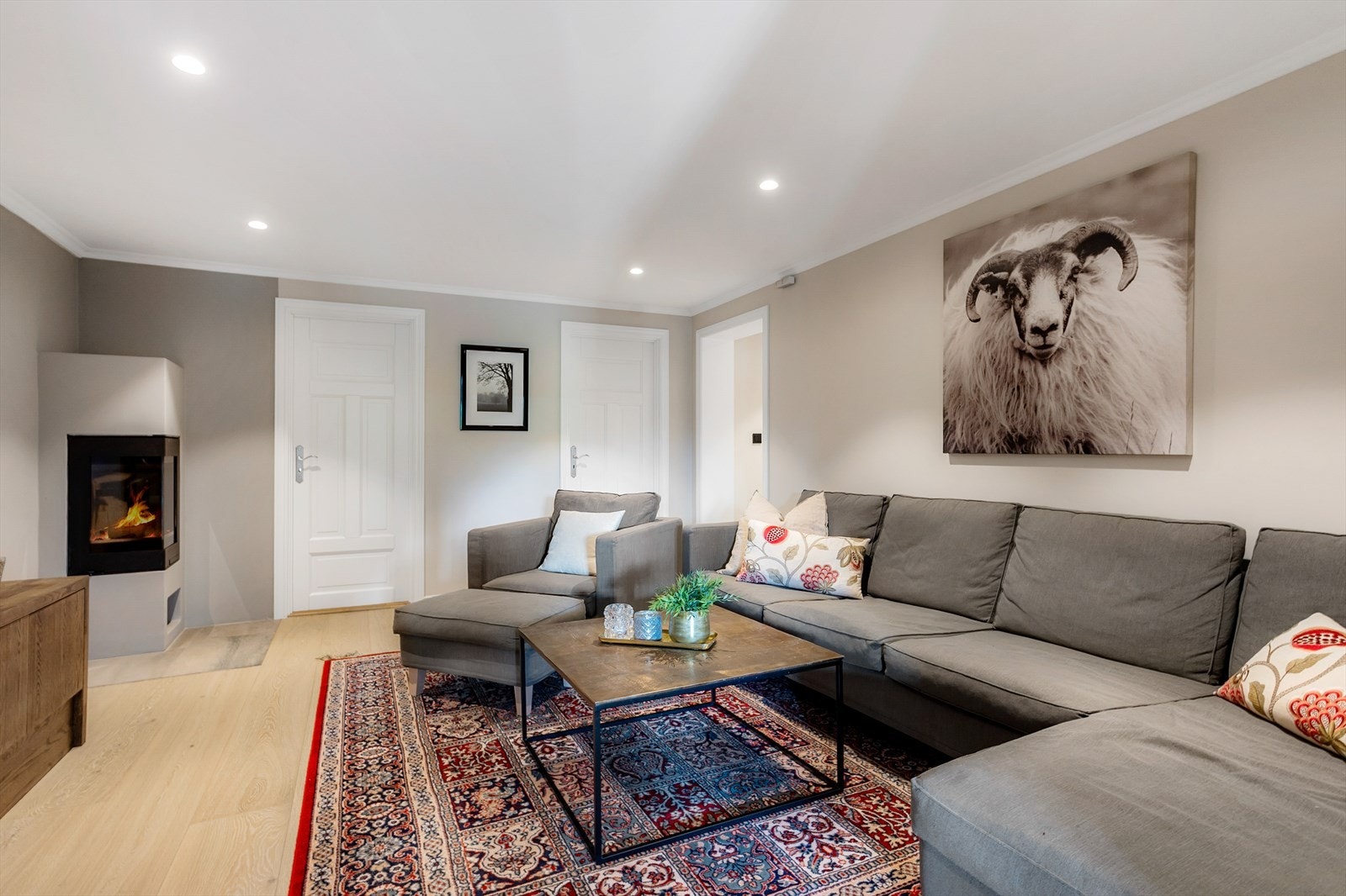 Stue med integrert lydsystem - egner seg som ekstra stue/ tv-stue eller ungdomsdel. Galleribilde