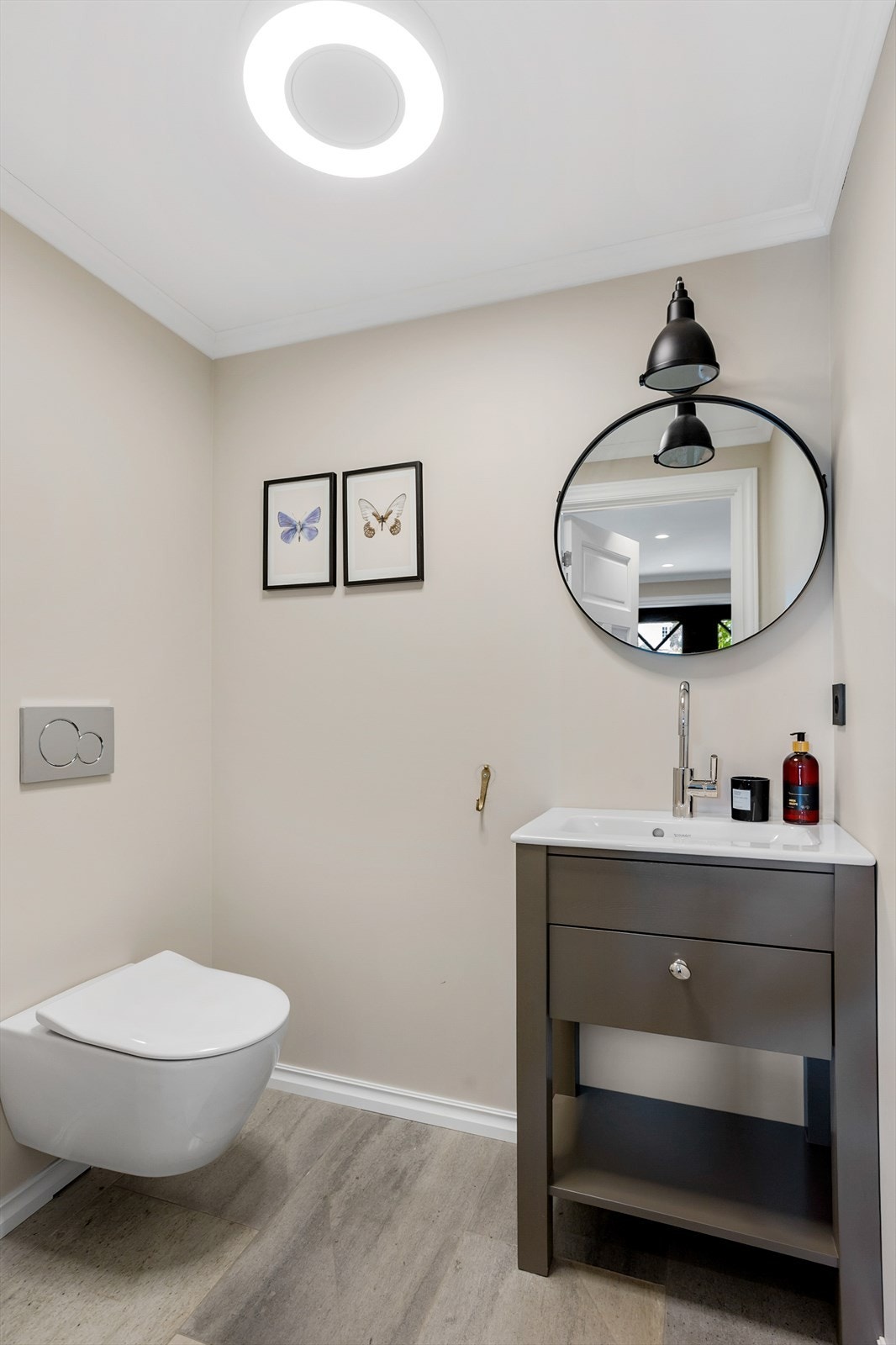 Eget toalettrom i 1. etasje - ideelt ved gjestebruk. Galleribilde