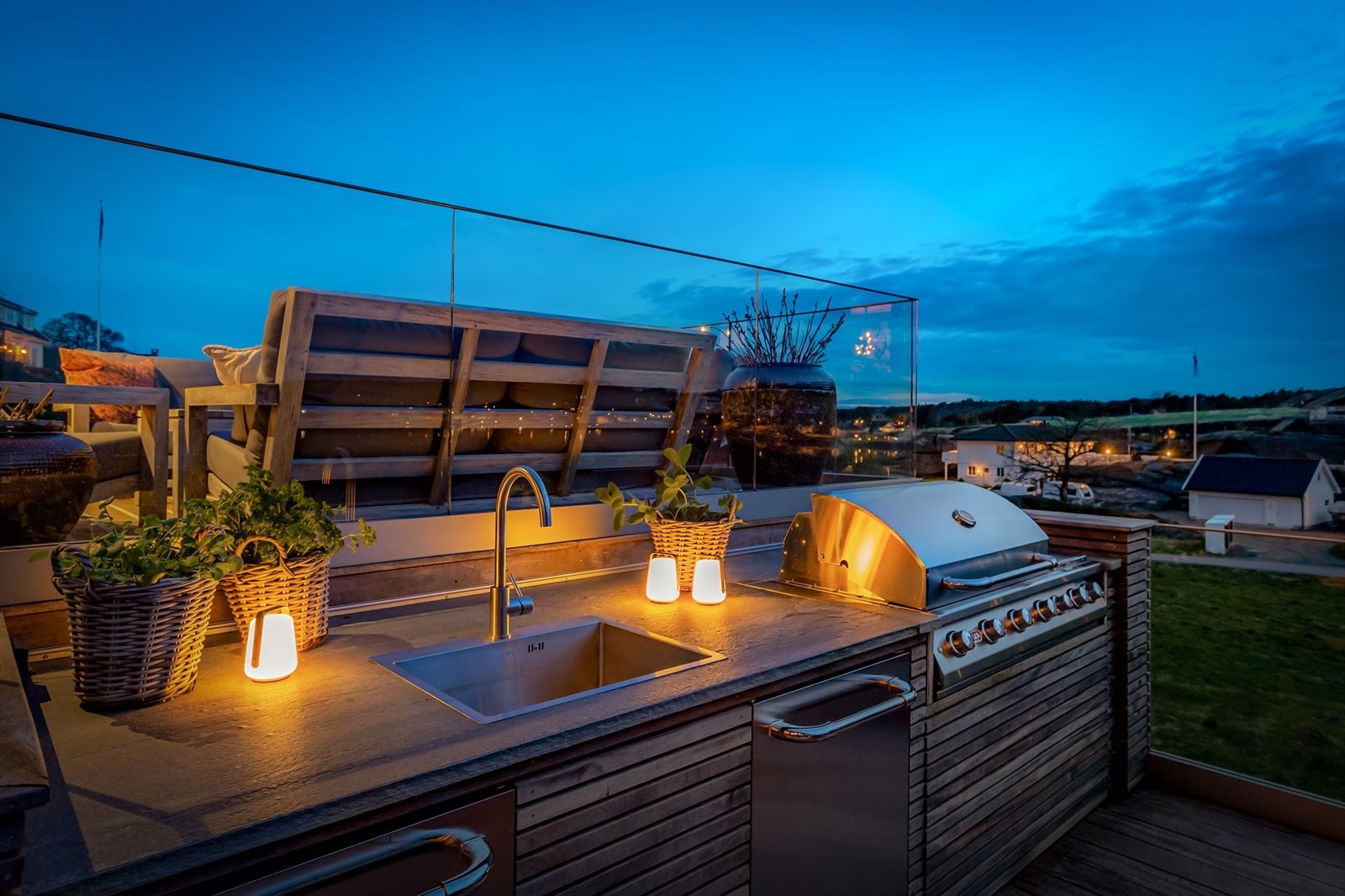 Utekjøkkenet er integrert i terrassen og gjør matlaging til en sosial aktivitet. Galleribilde