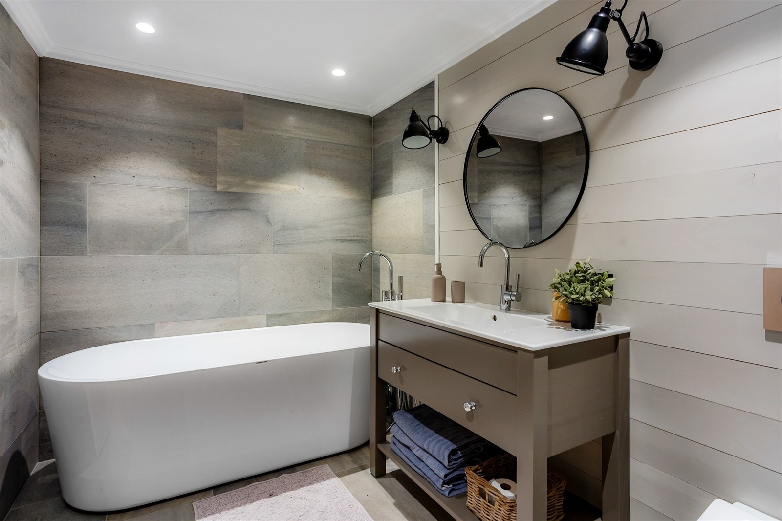 Lyst og moderne bad med både dusj og badekar. Galleribilde