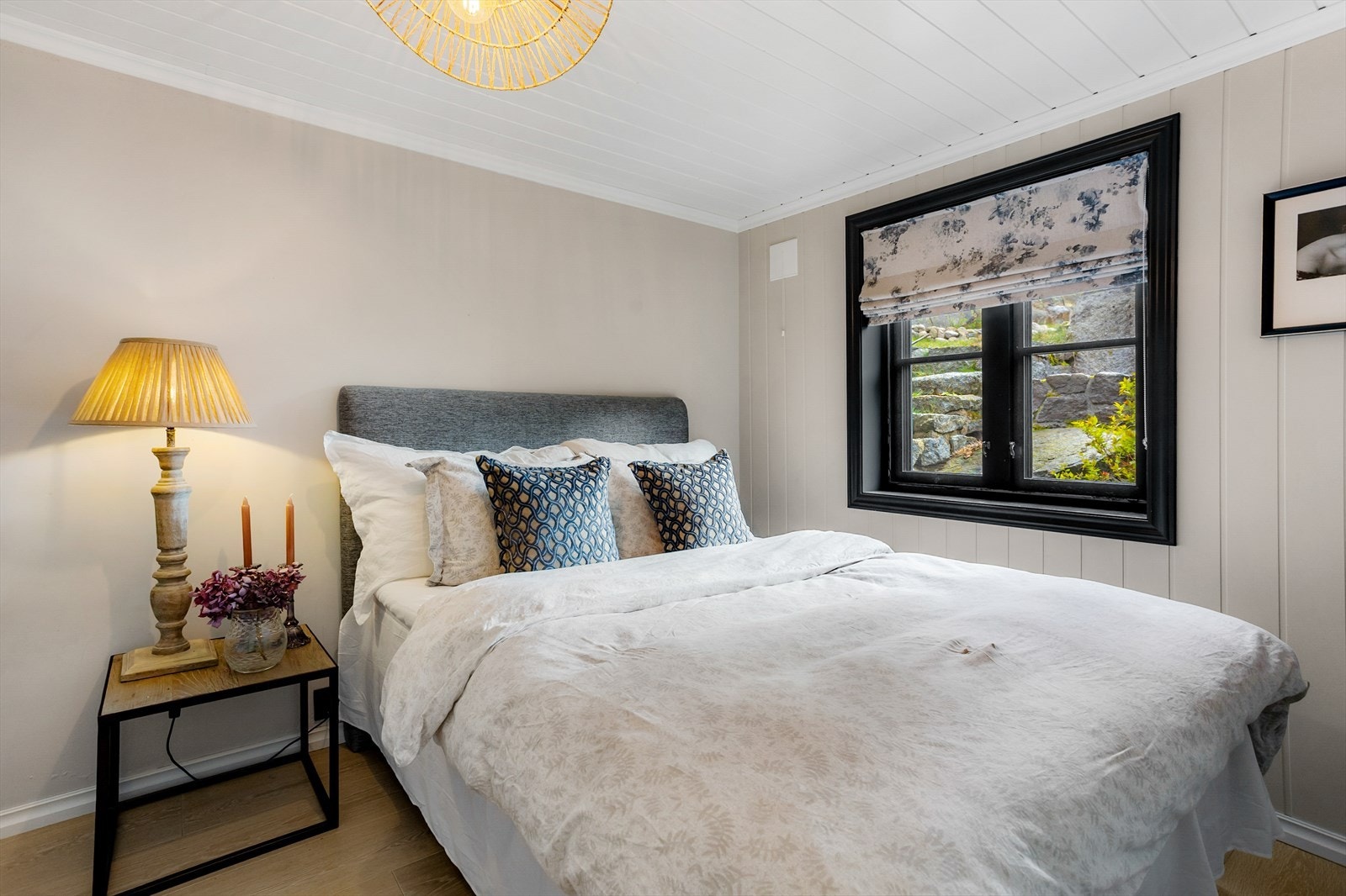 Boligen har seks soverom - alle sammen har god plass til både seng med tilhørende innredning. Galleribilde