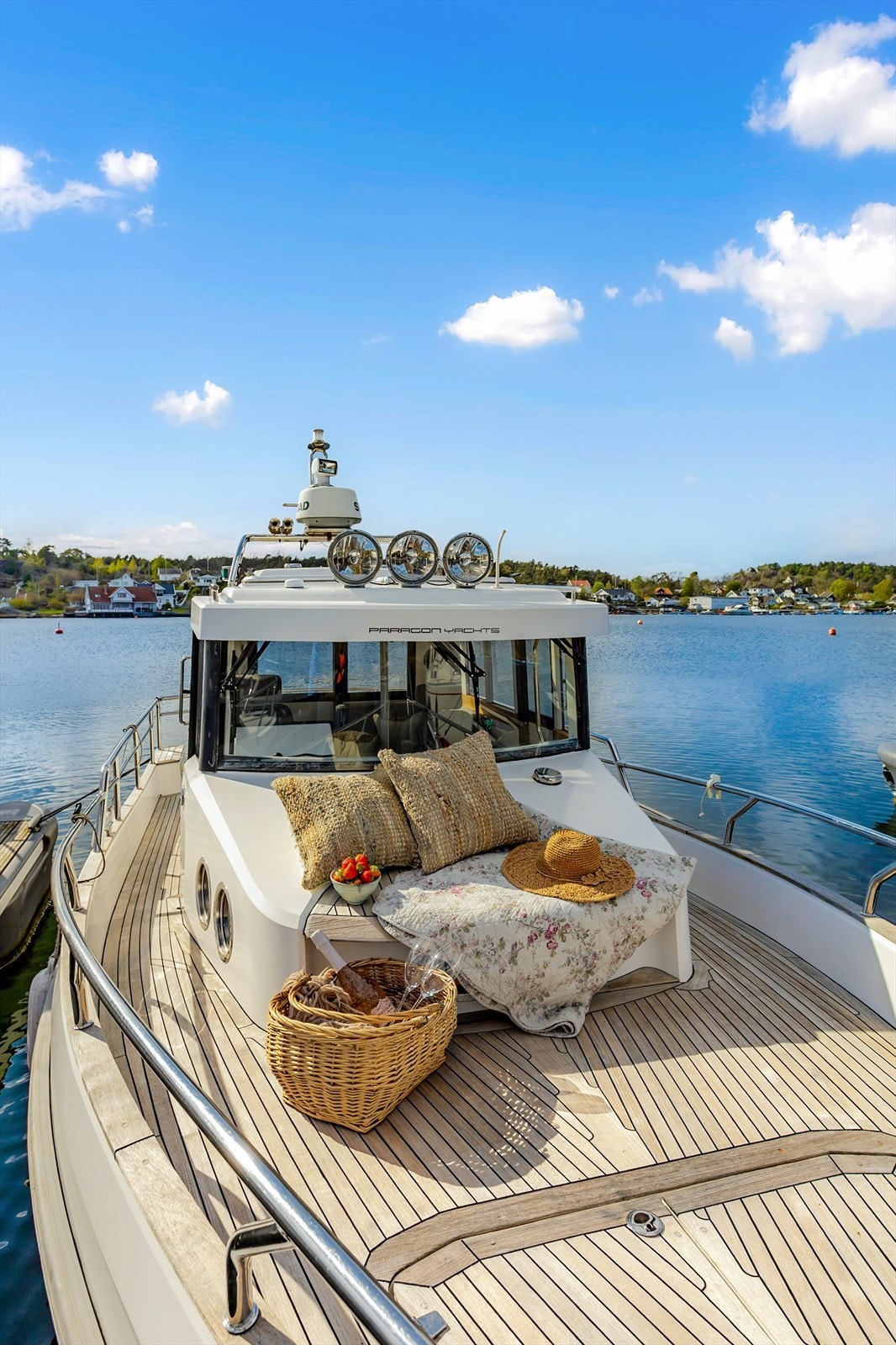 Plassene ligger ved etablert anlegg med adkomst via vei. Det er 6-7 meter dybde ved båtplassene. Galleribilde