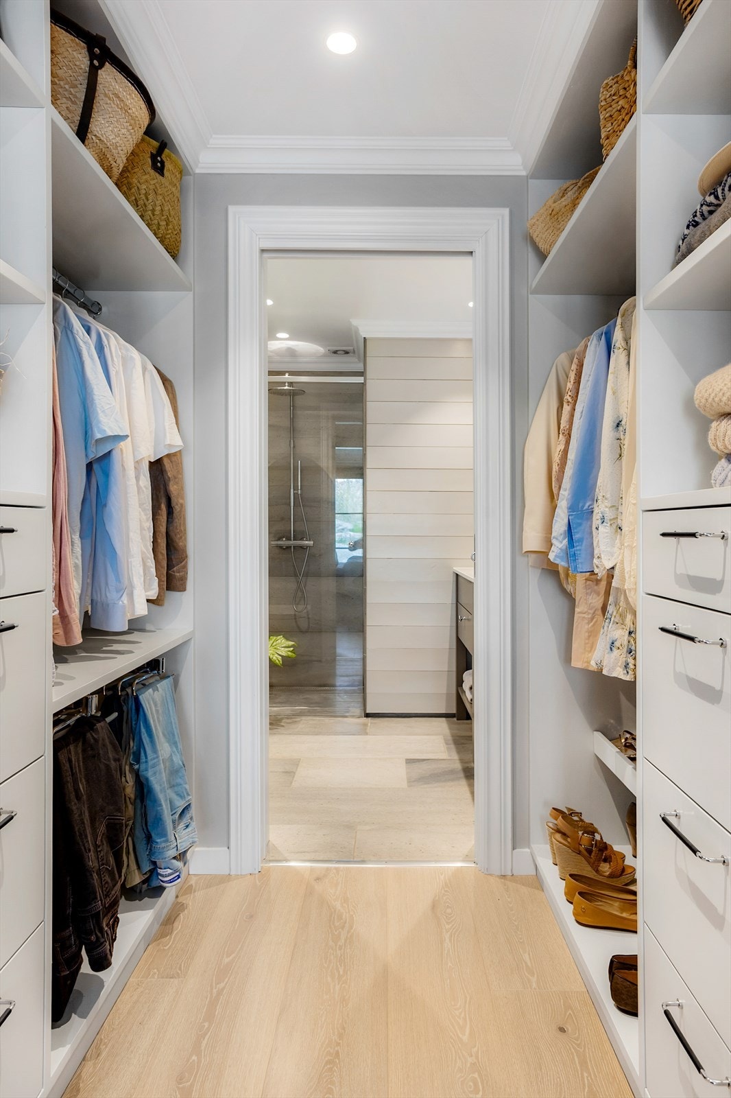 Mellom hovedsoverommet og badet er det en praktisk walk-in. Galleribilde