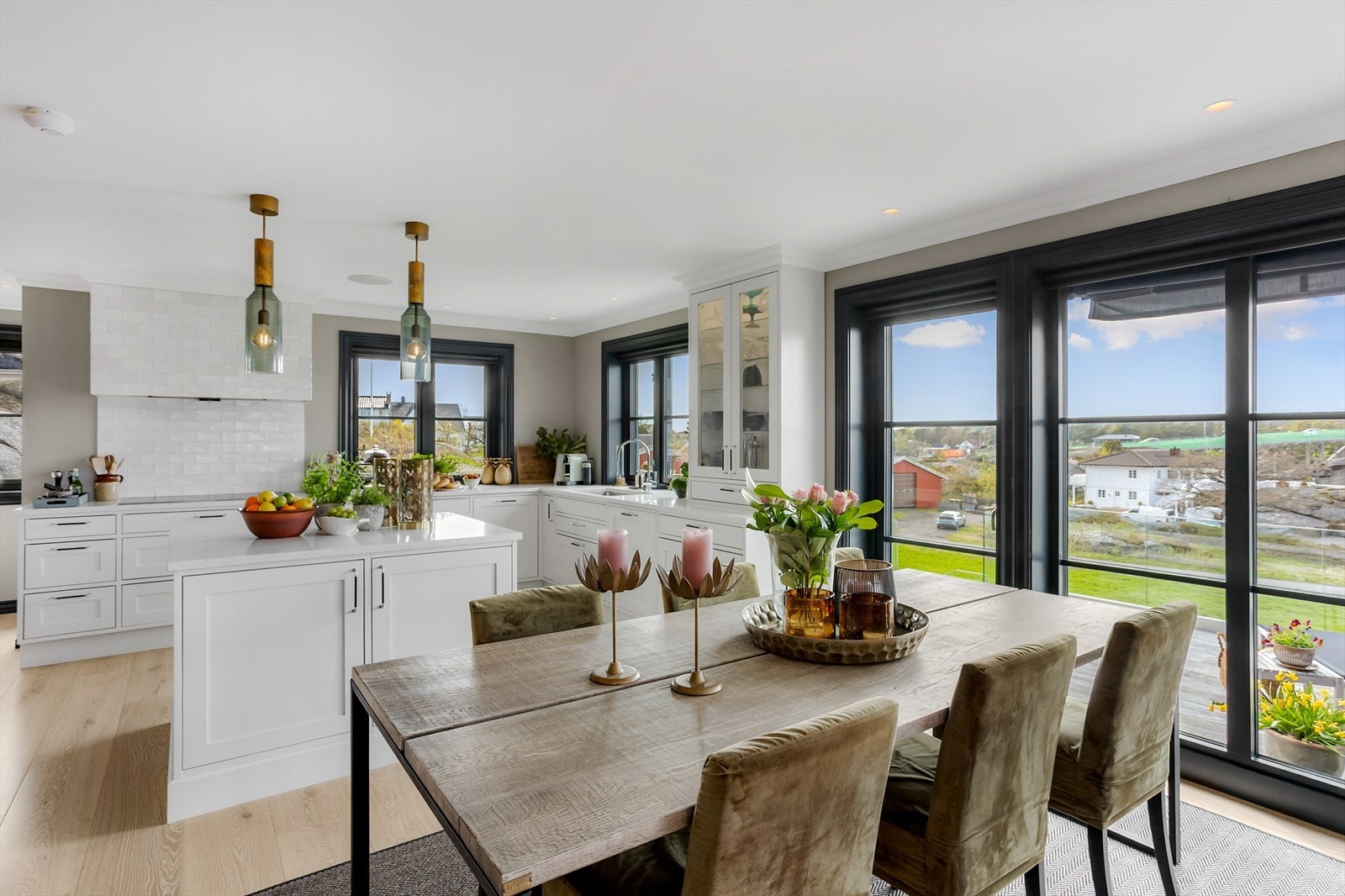 Høyttalersystem er integrert også på kjøkkenet og styres via app. Galleribilde