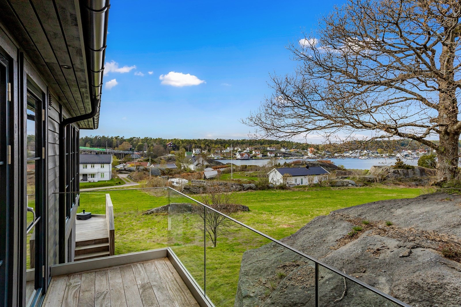 Koselig terrasse utenfor hovedsoverommet. Galleribilde