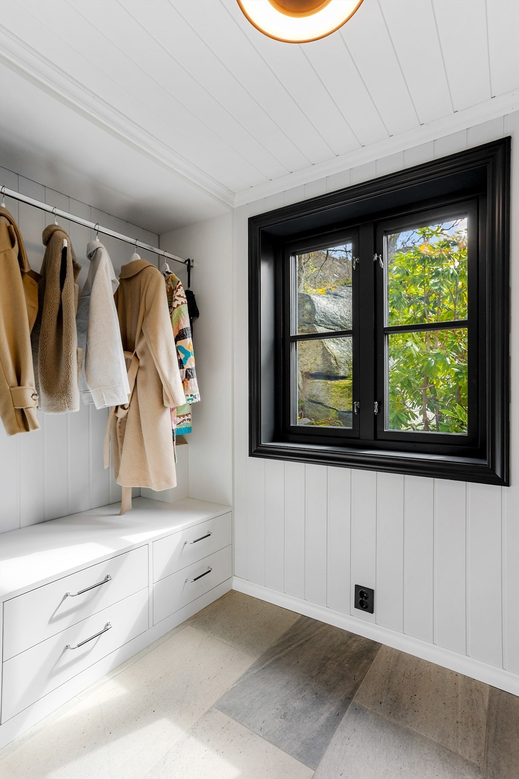 Her har du god plass til å henge fra deg yttertøy. Galleribilde