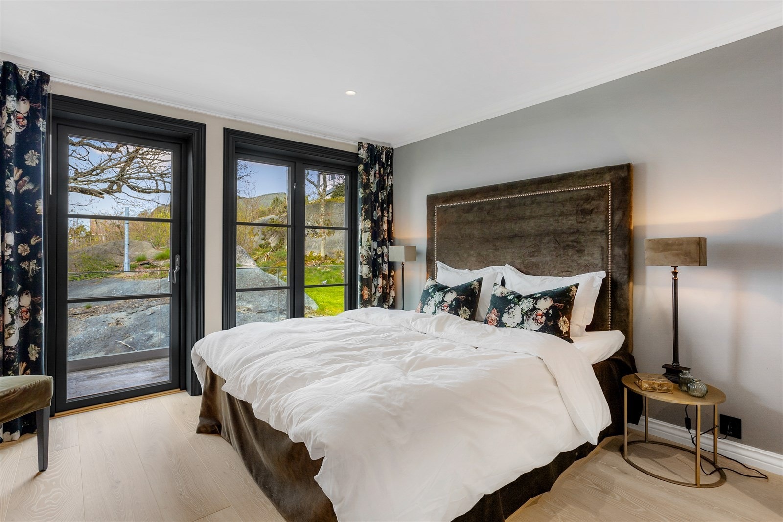 Romslig hovedsoverom med direkte utgang til terrasse og rolige omgivelser. Galleribilde