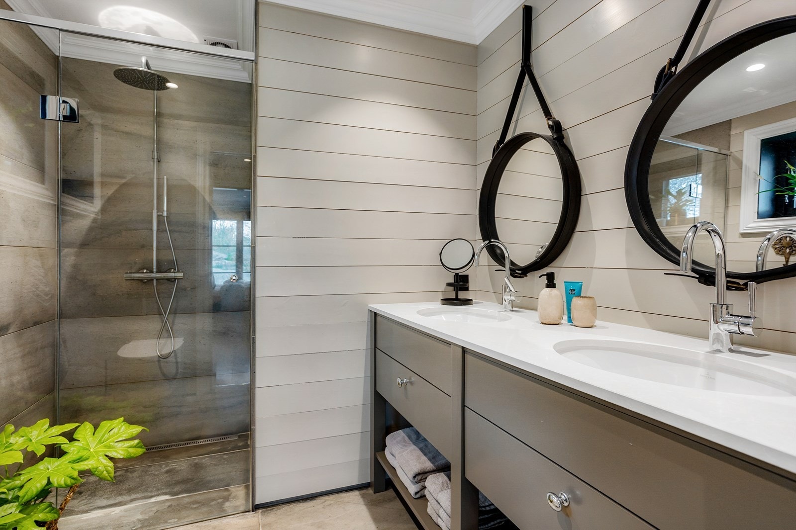 På hovedbadet er det silkebørstet Oppdal skifer på gulv med varmekabler, samt designarmatur fra Dornbracht - gjennomført ned til detaljene. Galleribilde