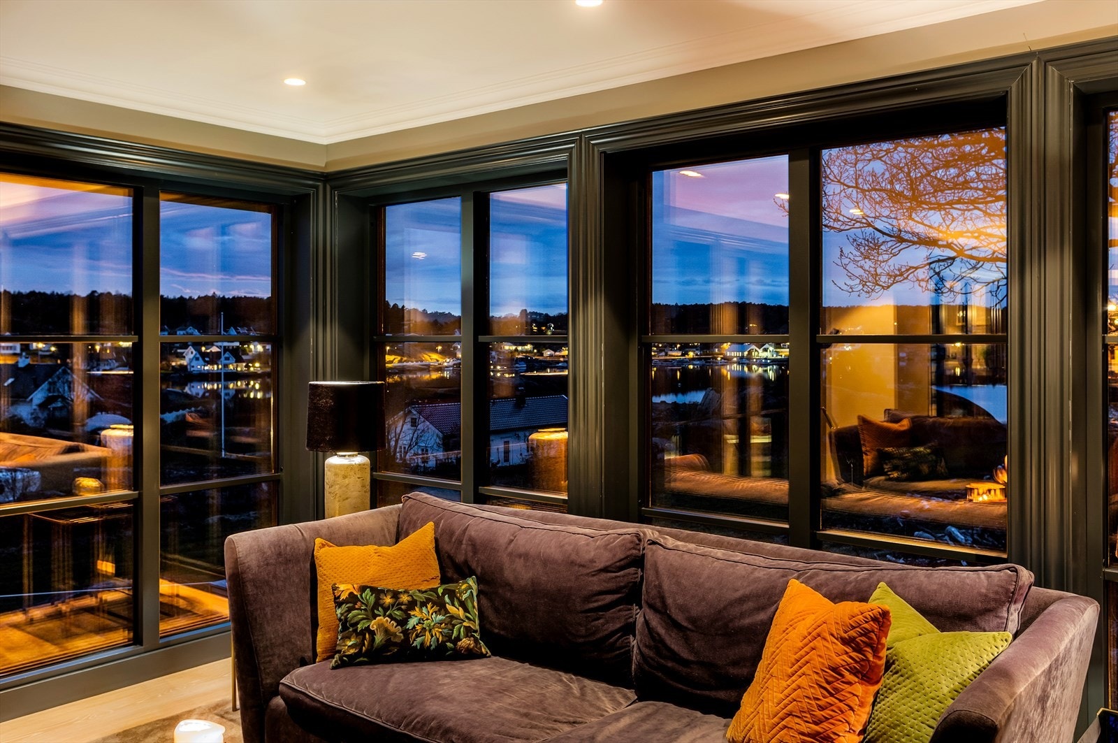 Lys og luftig stue med åpen løsning og utgang til terrasse. Galleribilde