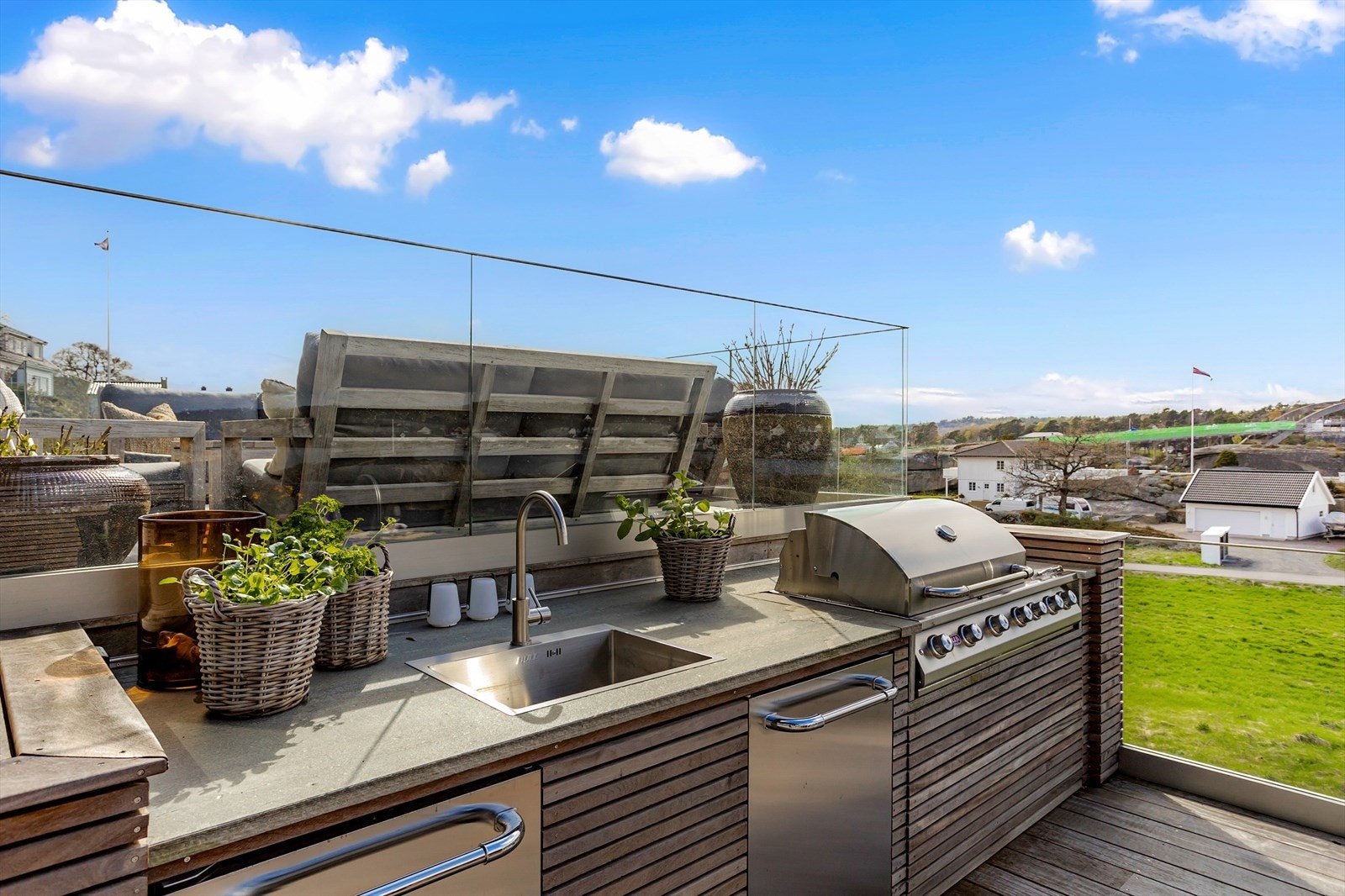 Her får du plassbygget utekjøkken med grill, kokeplate, kjøleskap og vask - alt fra Bull. Galleribilde