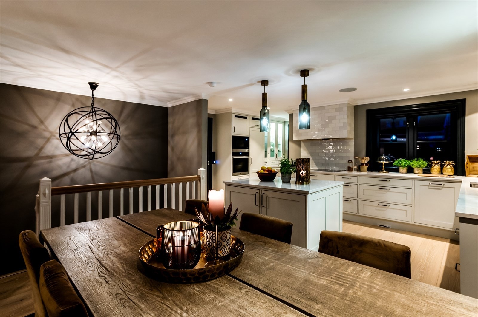 Stuen er utstyrt med integrert lydanlegg, styrt fra teknisk rom. Galleribilde