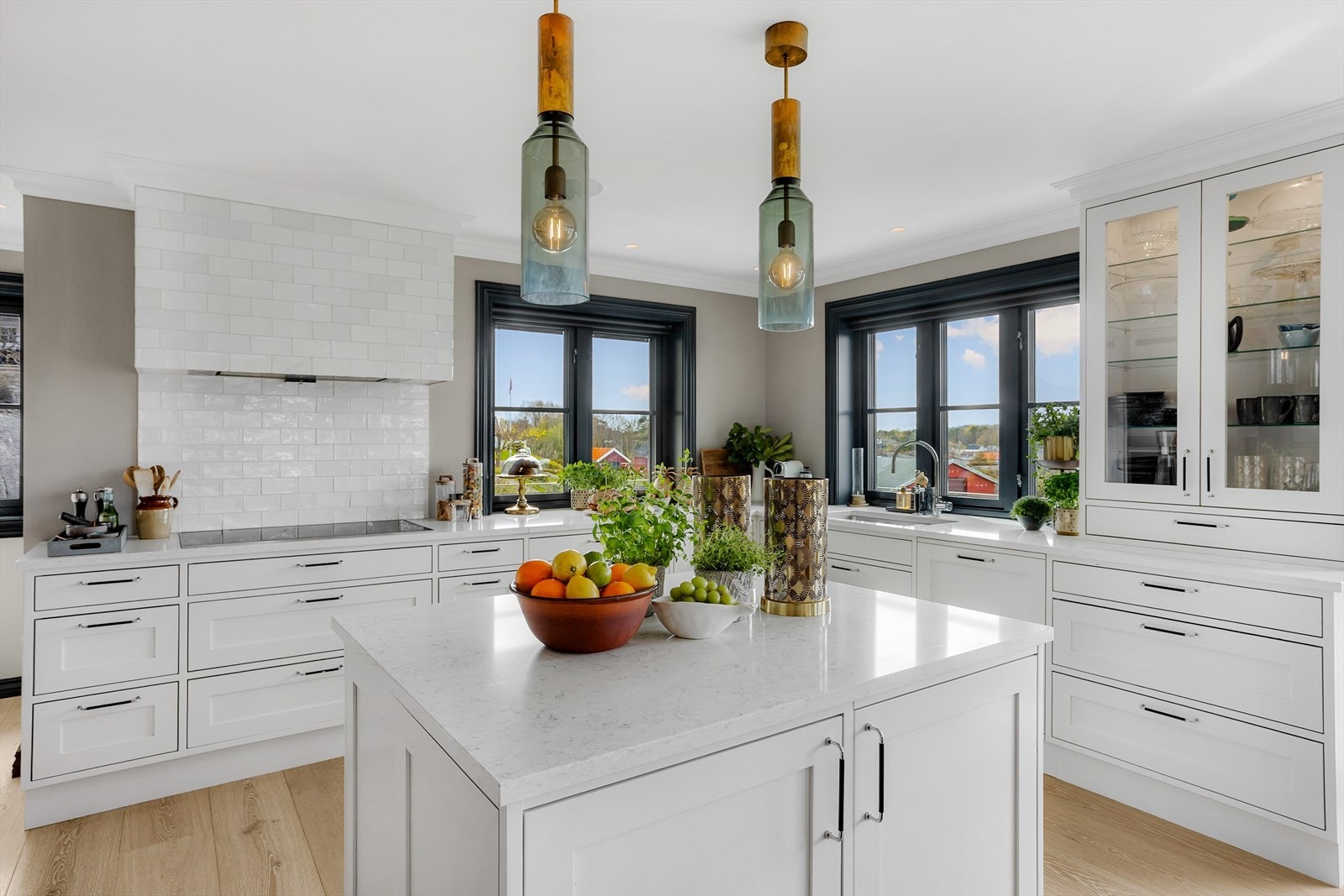 Flott kjøkken fra Uvdal Snekkerverksted med helhetlig og klassisk uttrykk. Galleribilde