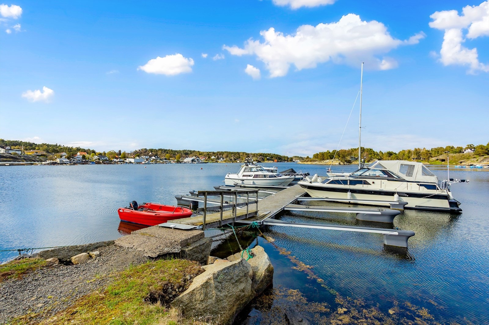 Her får du to båtplasser bare et steinkast fra boligen. Båtplassene er tinglyst og inngår som del av eiendommens rettigheter. Galleribilde