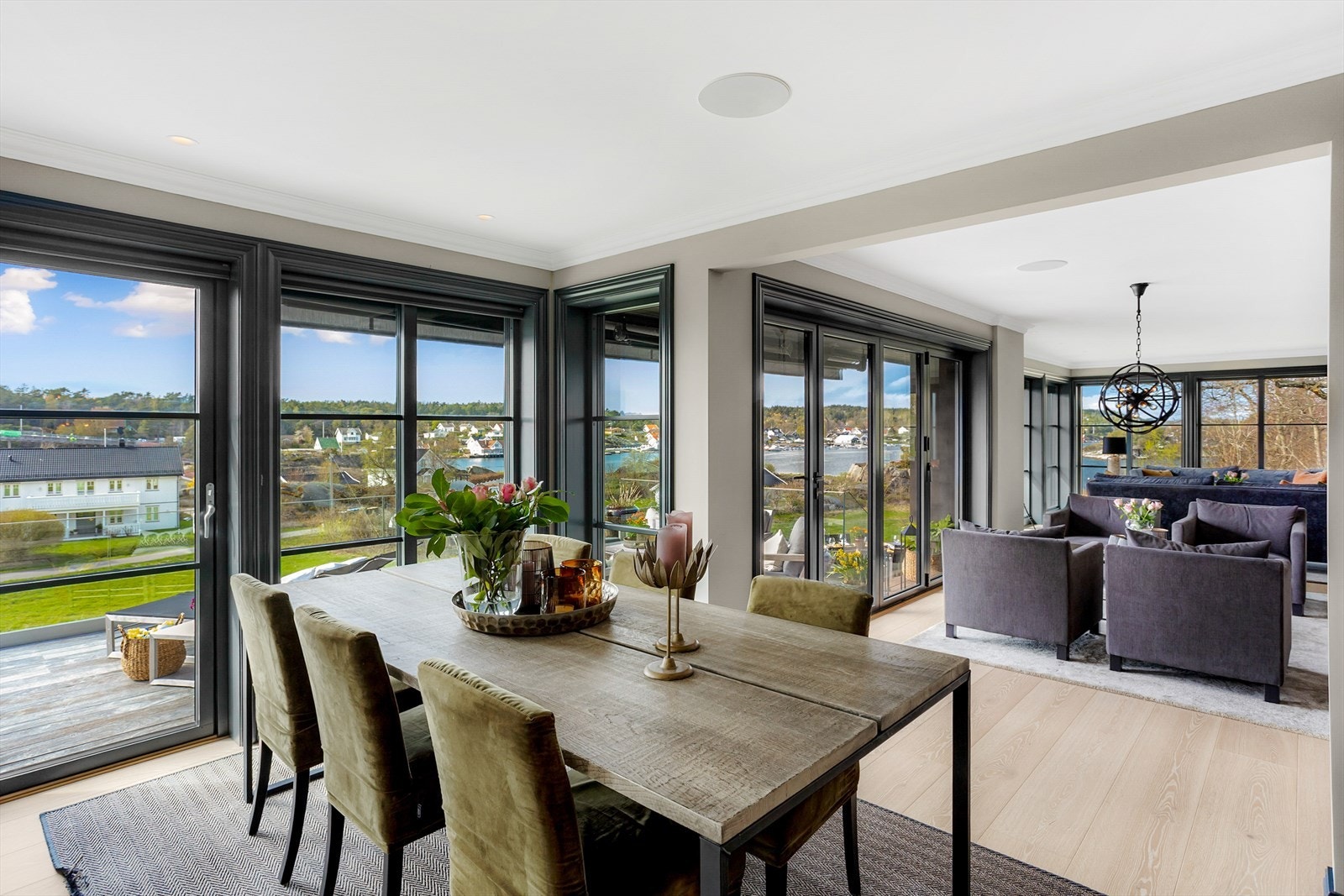 Hovedstuen binder sammen kjøkken og uteområdet på en naturlig måte. Galleribilde