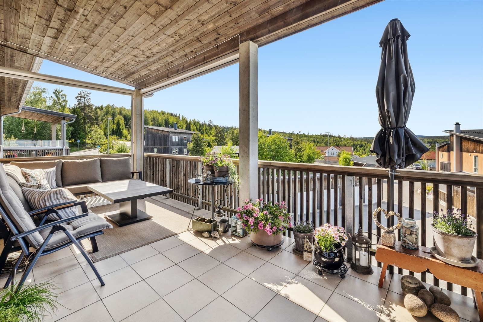 Stor, overbygd balkong med utgang fra stue Galleribilde