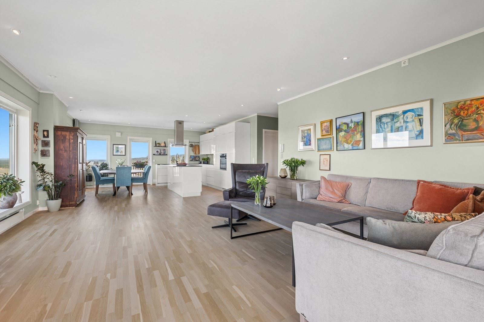 Det er plass til stor sofagruppe og diverse møblement i stue Galleribilde