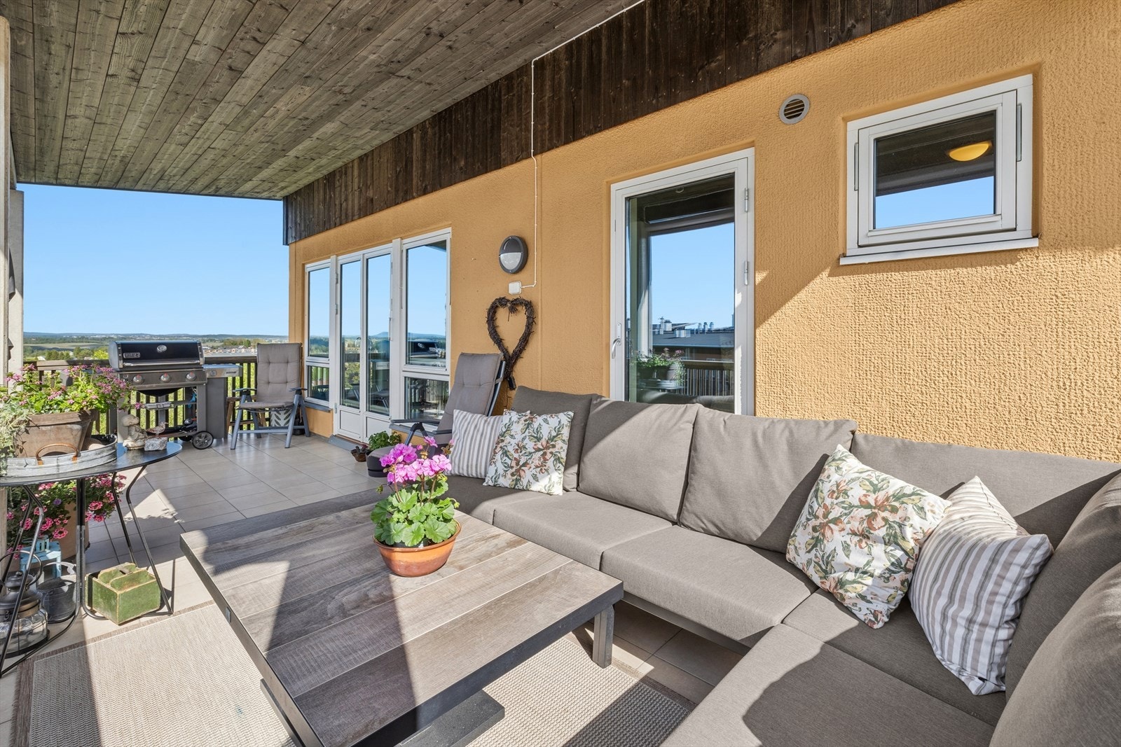 Leiligheten har to balkonger hvorav begge har fantastisk utsikt Galleribilde