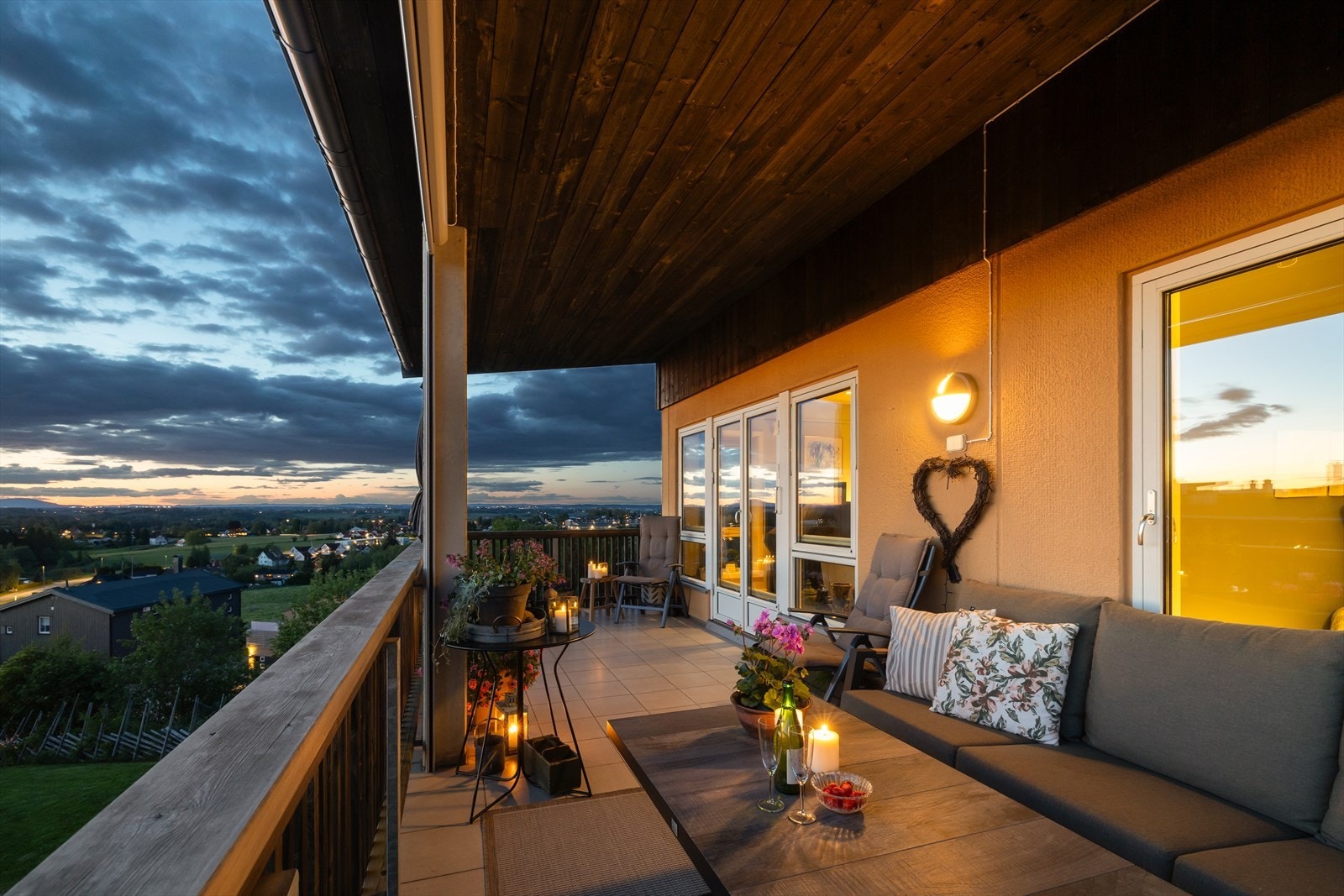 Utgang fra stue til nordvestvendt overbygd balkong på ca. 21kvm. Galleribilde