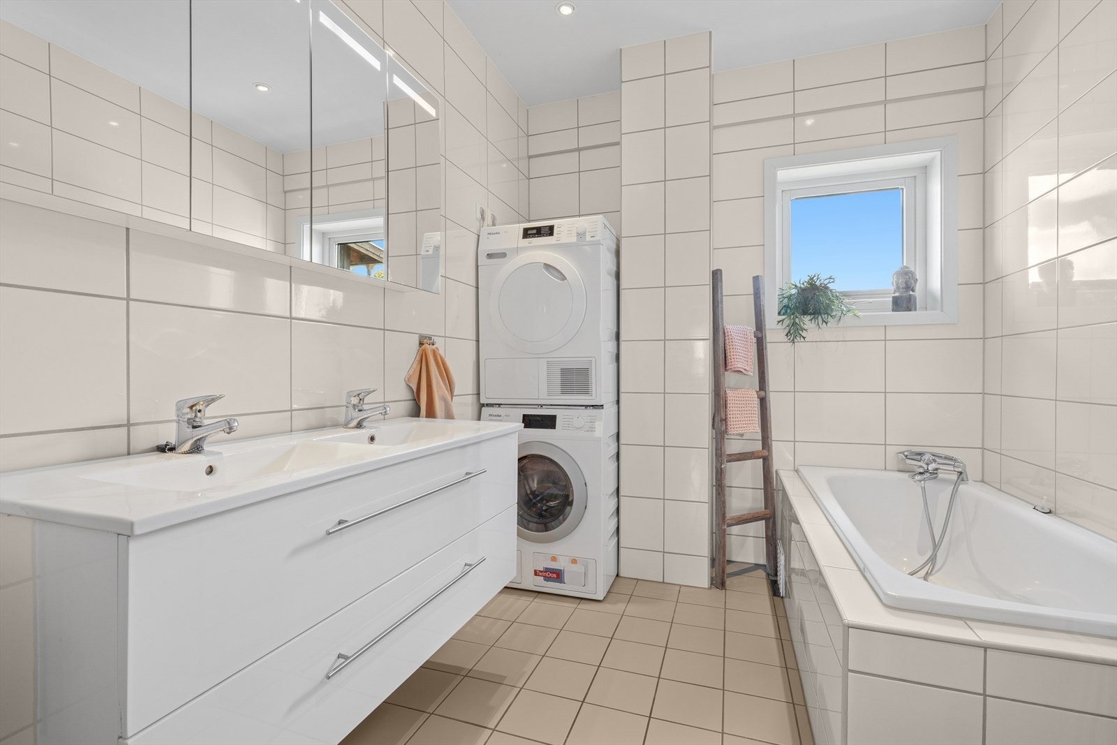 Badet er romslig med plass til vaskemaskin og tørketrommel Galleribilde