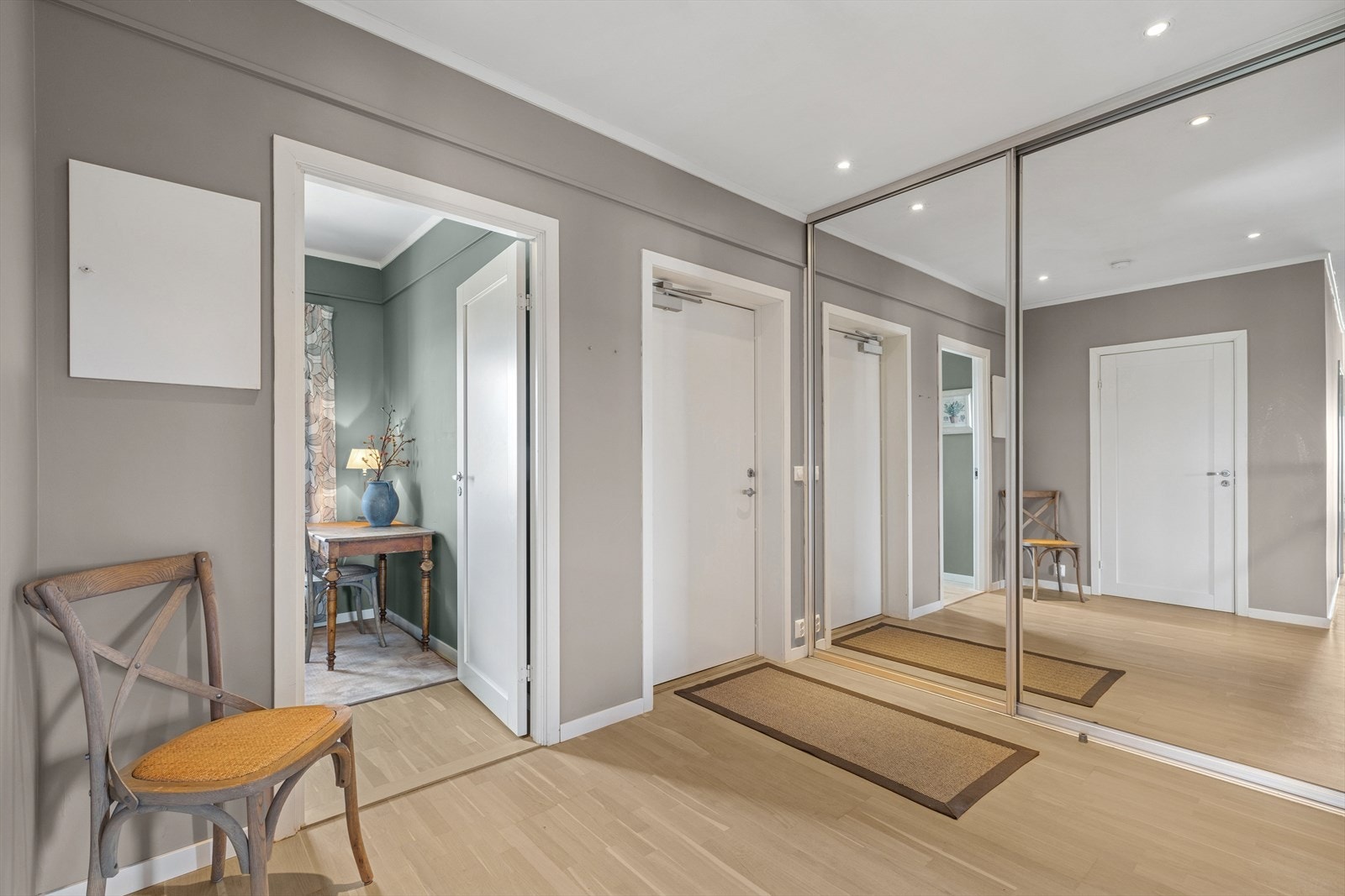 Entréen er meget romslig og det er montert skyvedørsgarderobe med speildører. Galleribilde