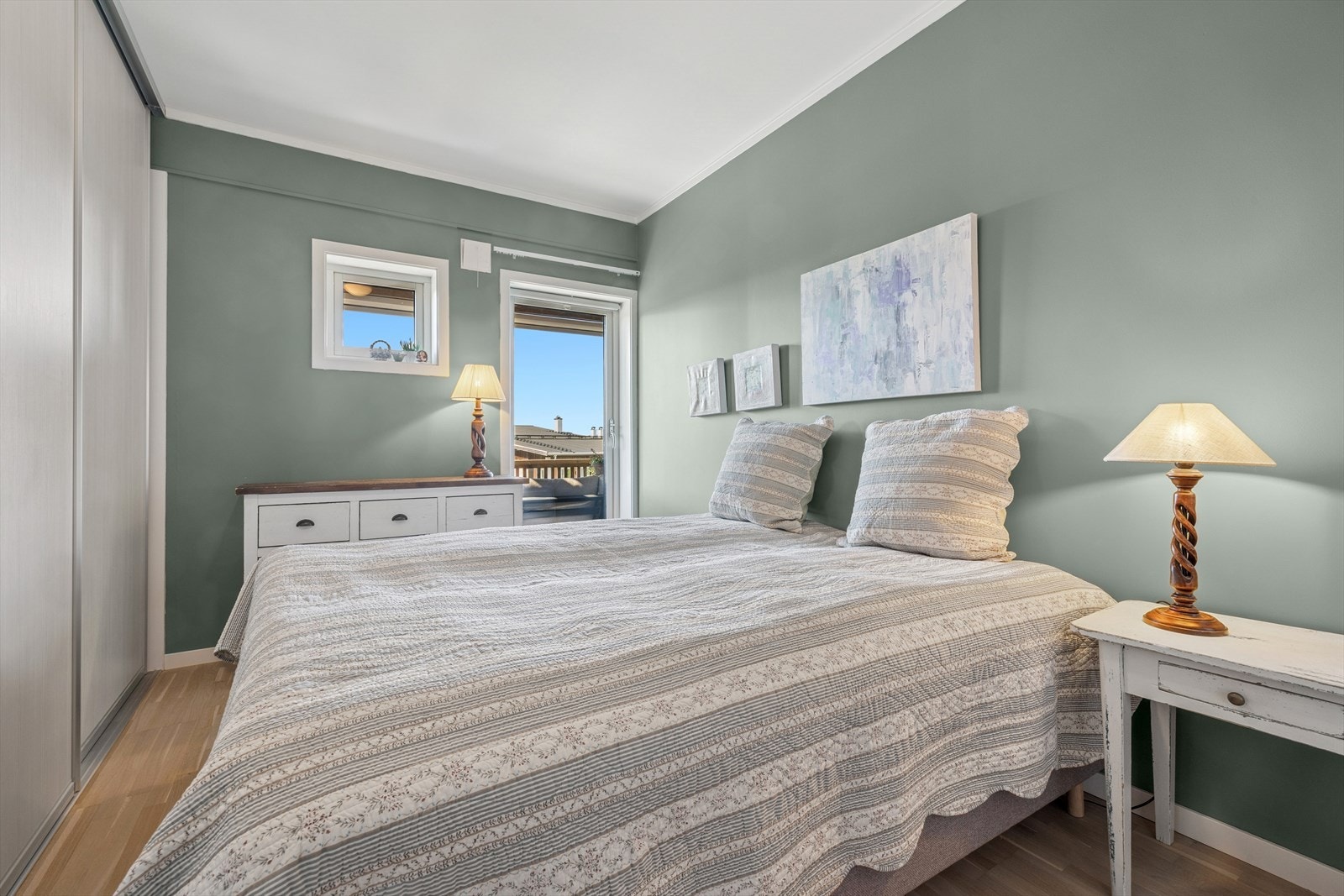 Begge soverom har skyvedørsgarderobe Galleribilde