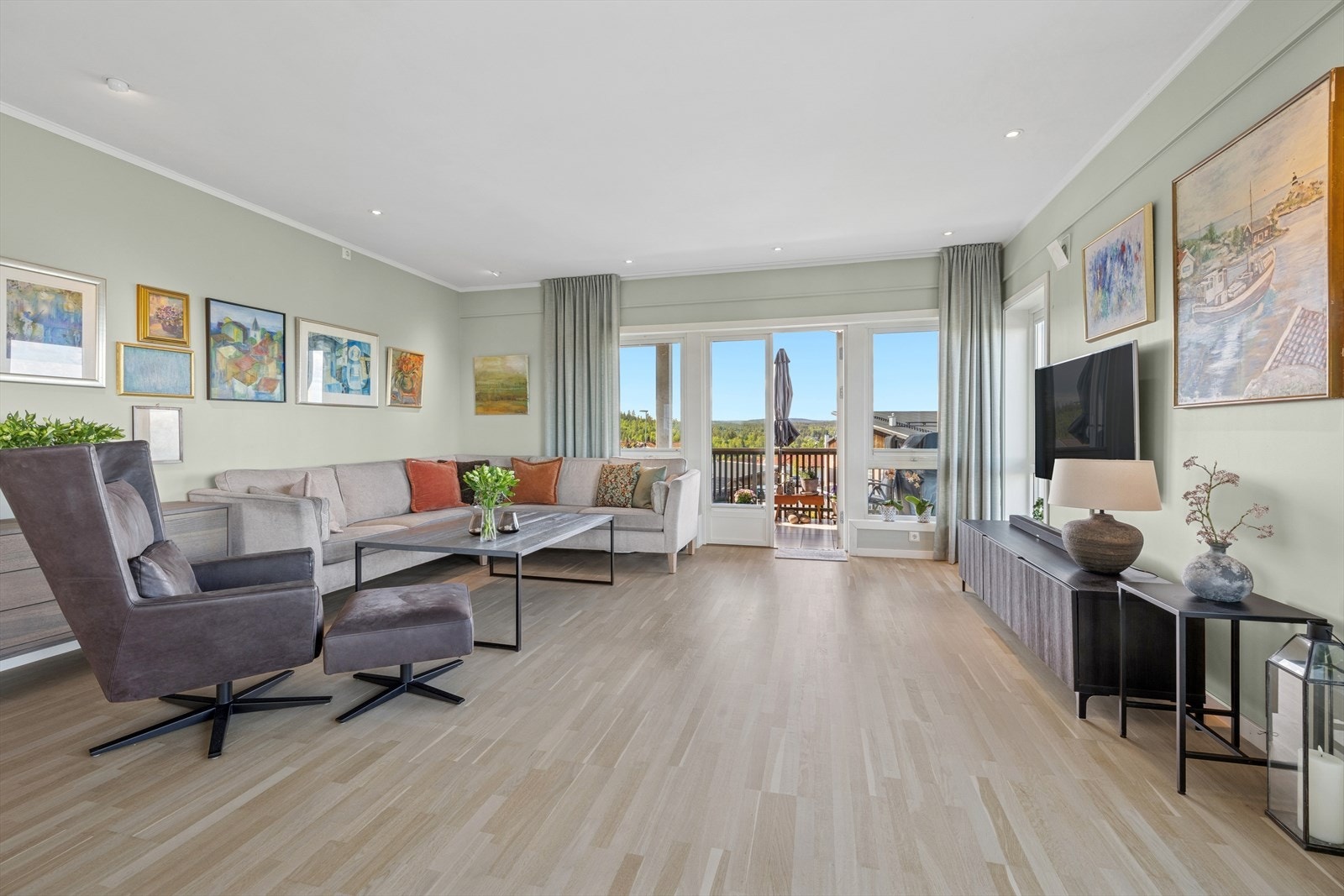 Leiligheten er delikat innredet med lyse farger Galleribilde