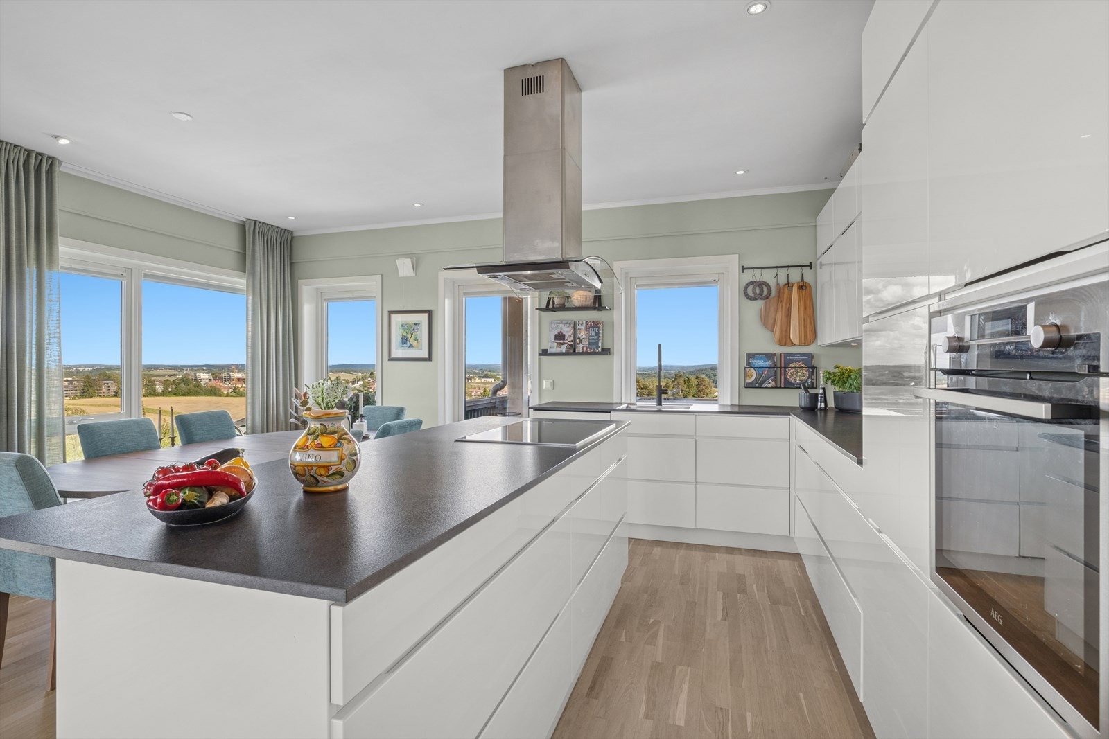 Lekkert kjøkken i åpen løsning mot stue Galleribilde